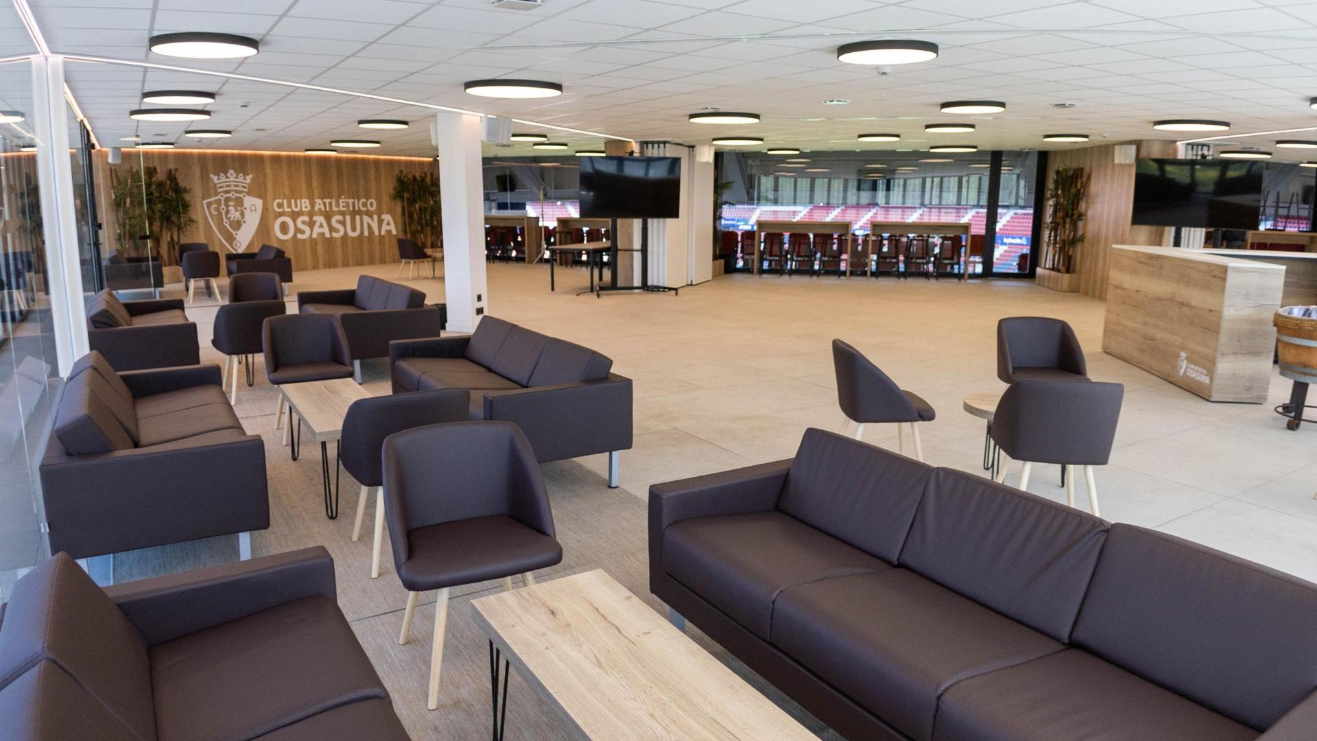 Se trata de un espacio climatizado de más de 400 metros cuadrados que se encuentra en la confluencia entre Tribuna Sur y Tribuna de Preferencia. Aparte de disponer de “todas las comodidades”, dice el club, cuenta con servicio de catering para cada partido, televisiones para seguir cada detalle del partido y zona Wifi. Son 112 butacas divididas en dos filas, una de las cuales estaba ocupada por socios hasta que fueron reubicados la temporada pasada a otras zonas con el objetivo de explotar este espacio. El abono cuesta 2.000 euros por temporada. En esta sala que lleva el nombre de la fundación del club, se suelen organizar eventos privados de empresas o actos de la propia entidad. Las cristaleras con vistas al campo le dan un toque especial al emplazamiento de reciente creación.