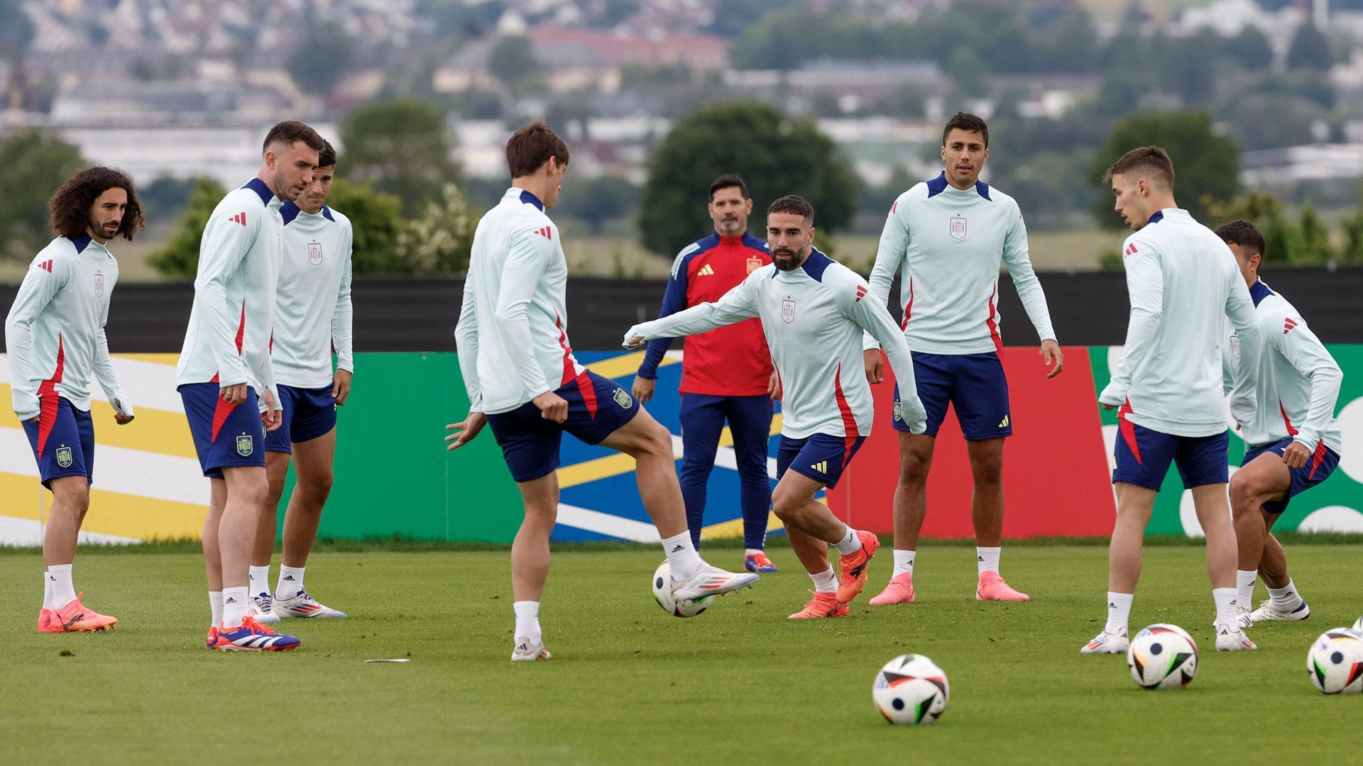 Los jugadores de la selección de España, durante un entrenamiento celebrado este domingo en Donaueschingen (Alemania)