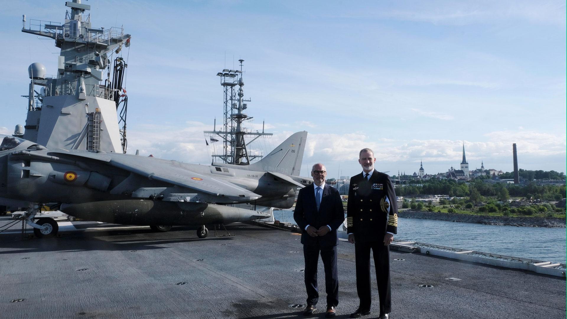El presidente estonio, Alar Karis (i), y el rey Felipe VI de España, posan durante su visita al LHD Juan Carlos I de la Armada española en el puerto de Tallin, en Estonia