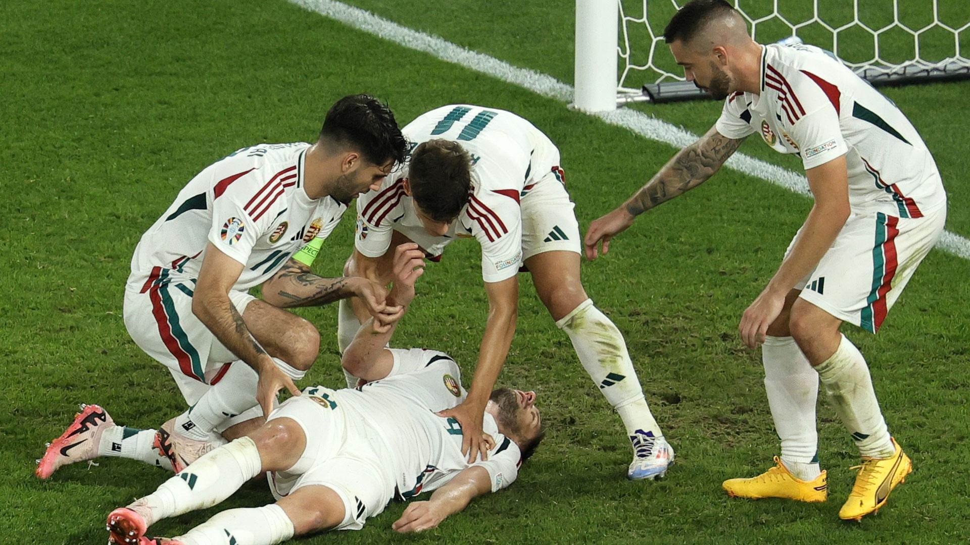 Los jugadores de Hungría revisan a su compañero Barnabas Varga en el suelo tras una acción durante el partido de fútbol que ha enfrentado a la selección húngara con Escocia en la Eurocopa 2024