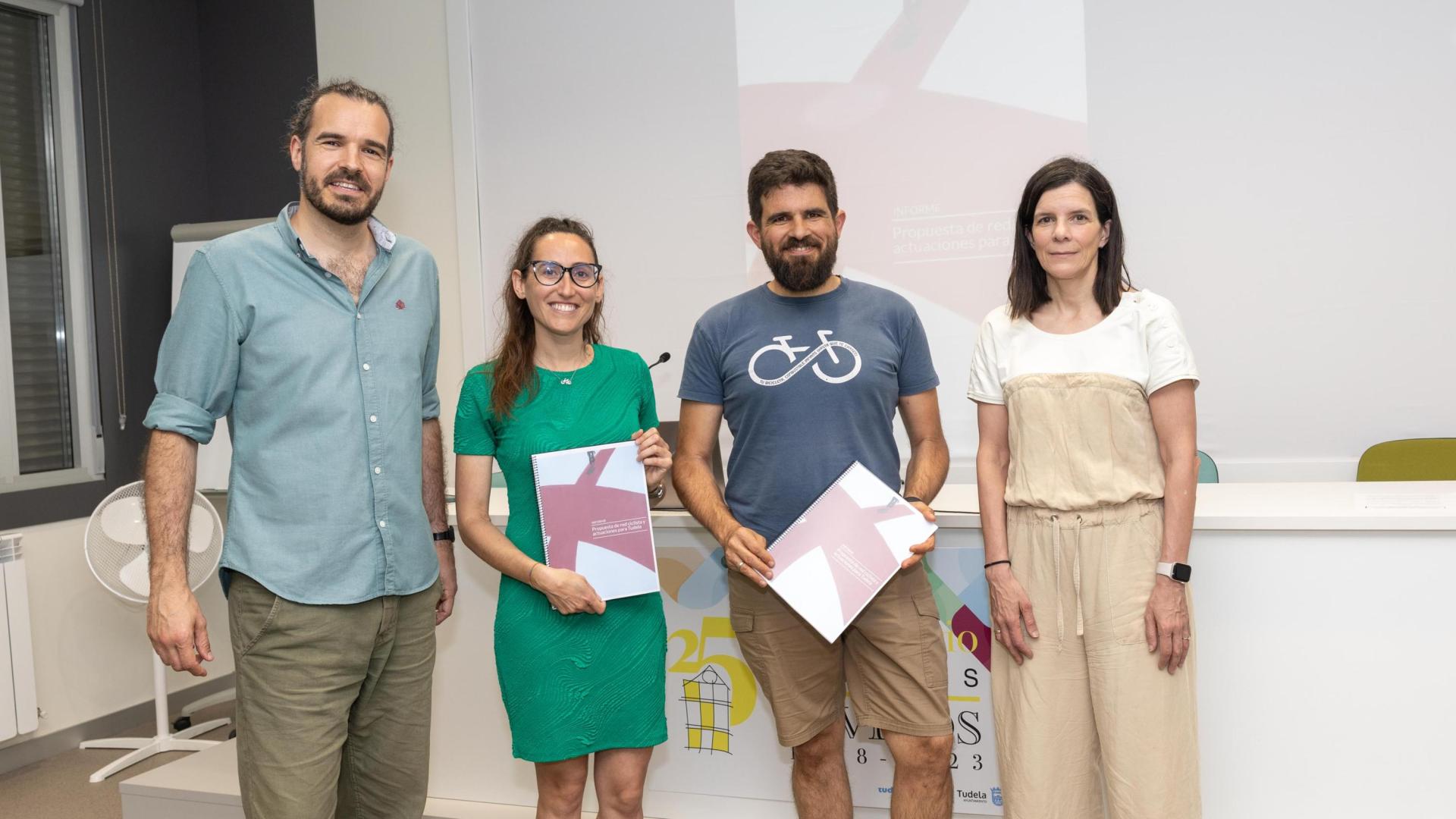 De izda. a dcha.: Txema Burgaleta Encina (Instituto Navarro de Juventud), Laura Vergara Román (La Cicleria); Abel del Rey Palacios (Recicleta), y Berta Miranda Ordovás (Gobierno de Navarra).