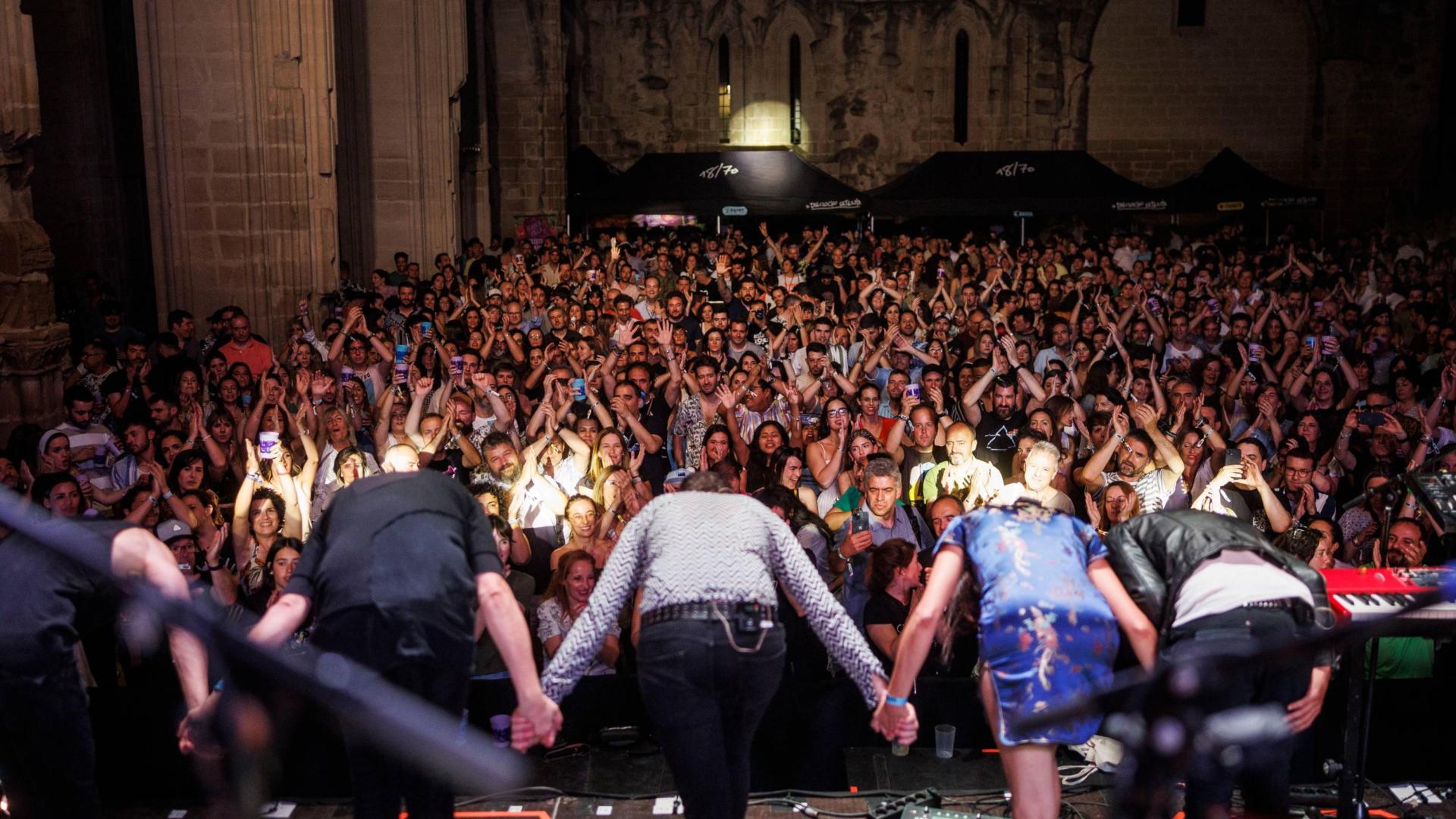 Público asistente a un concierto de Mugacu Fest, en el escenario de las Ruinas de San Pedro en Viana
