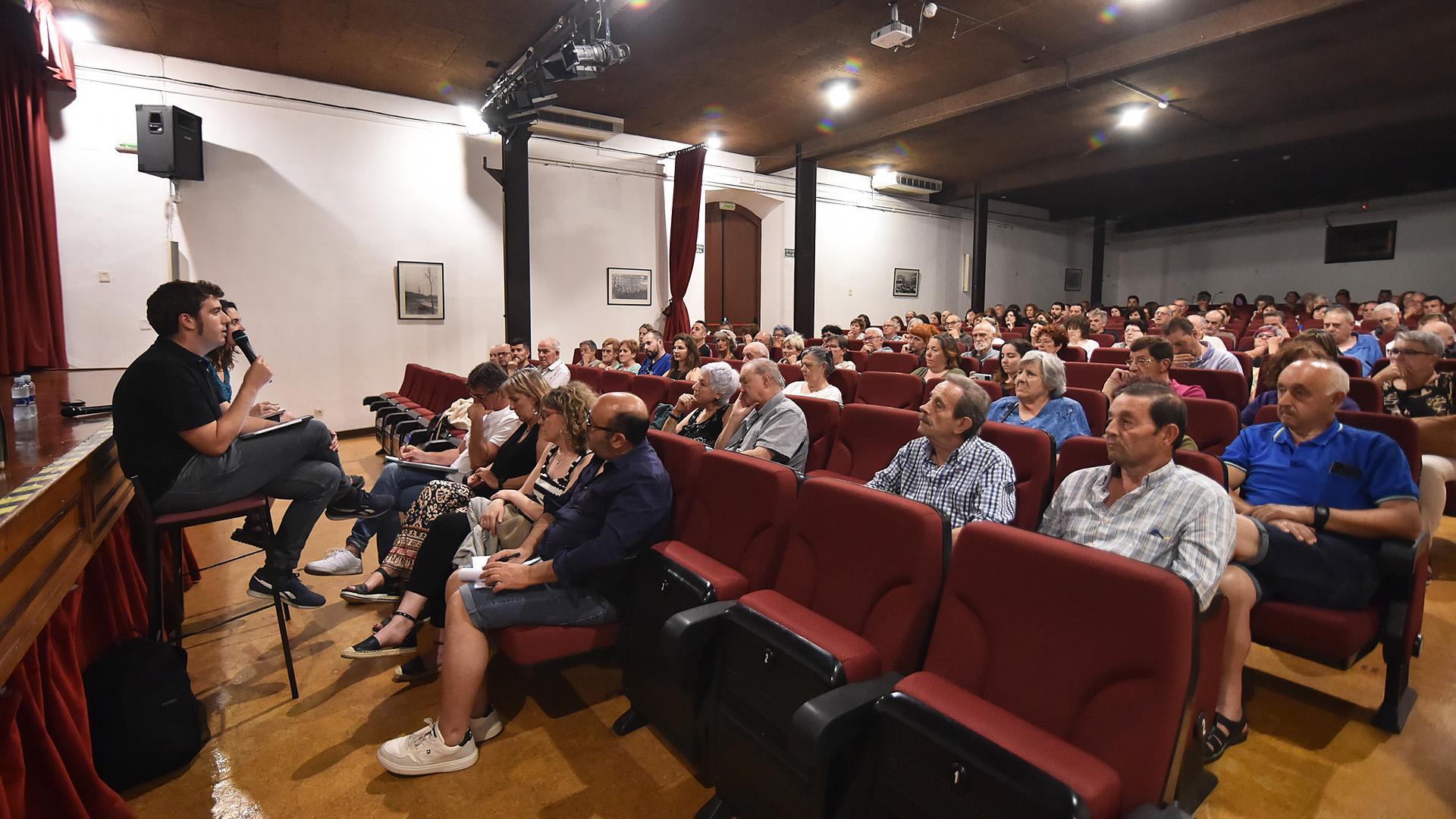 El alcalde, Xabier Alcuaz, a la izda., se dirige al vecindario del casco viejo
