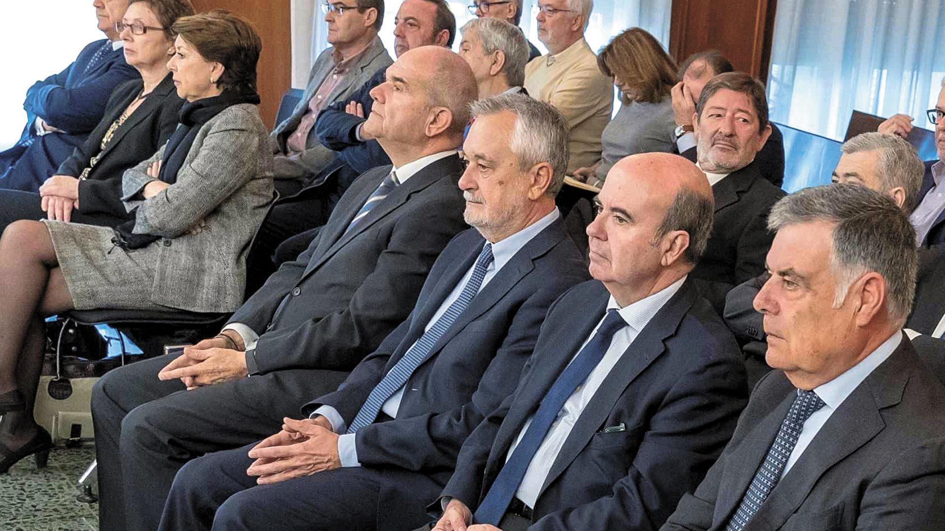 Los expresidentes andaluces y del PSOE, Griñán y Chaves, en el centro, junto al resto de encausados durante el juicio por los ERE