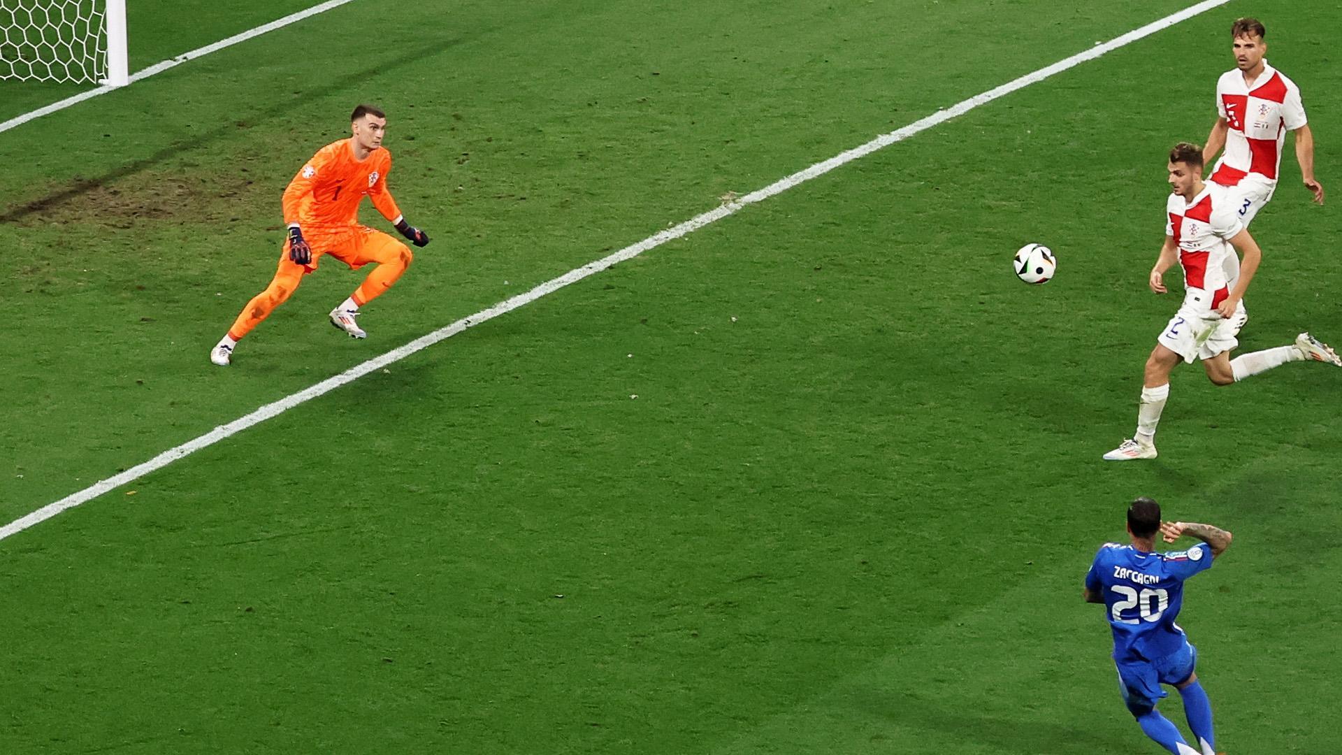 Momento en el que Zaccagni golpea con la derecha el que fue el empate de Italia, en el minuto 97 de encuentro