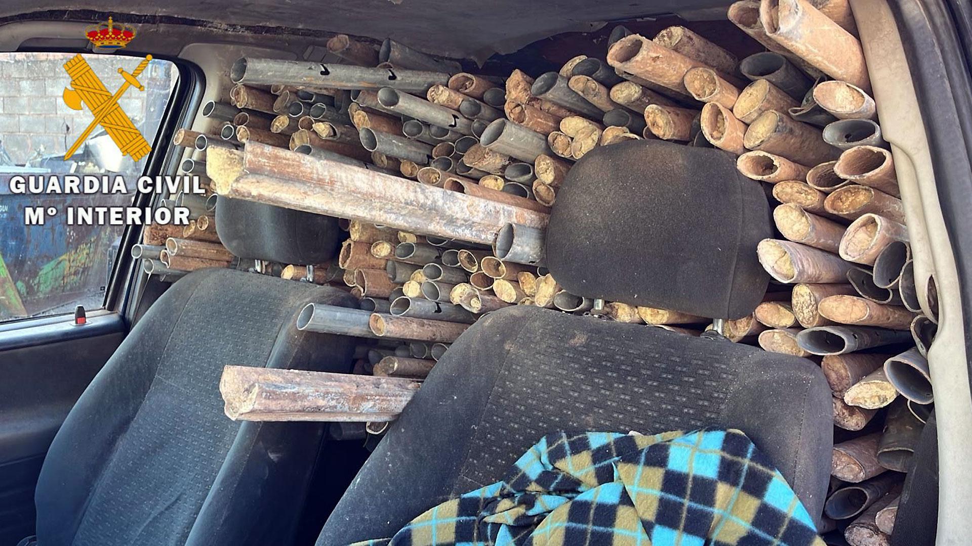 Coche cargado con postes