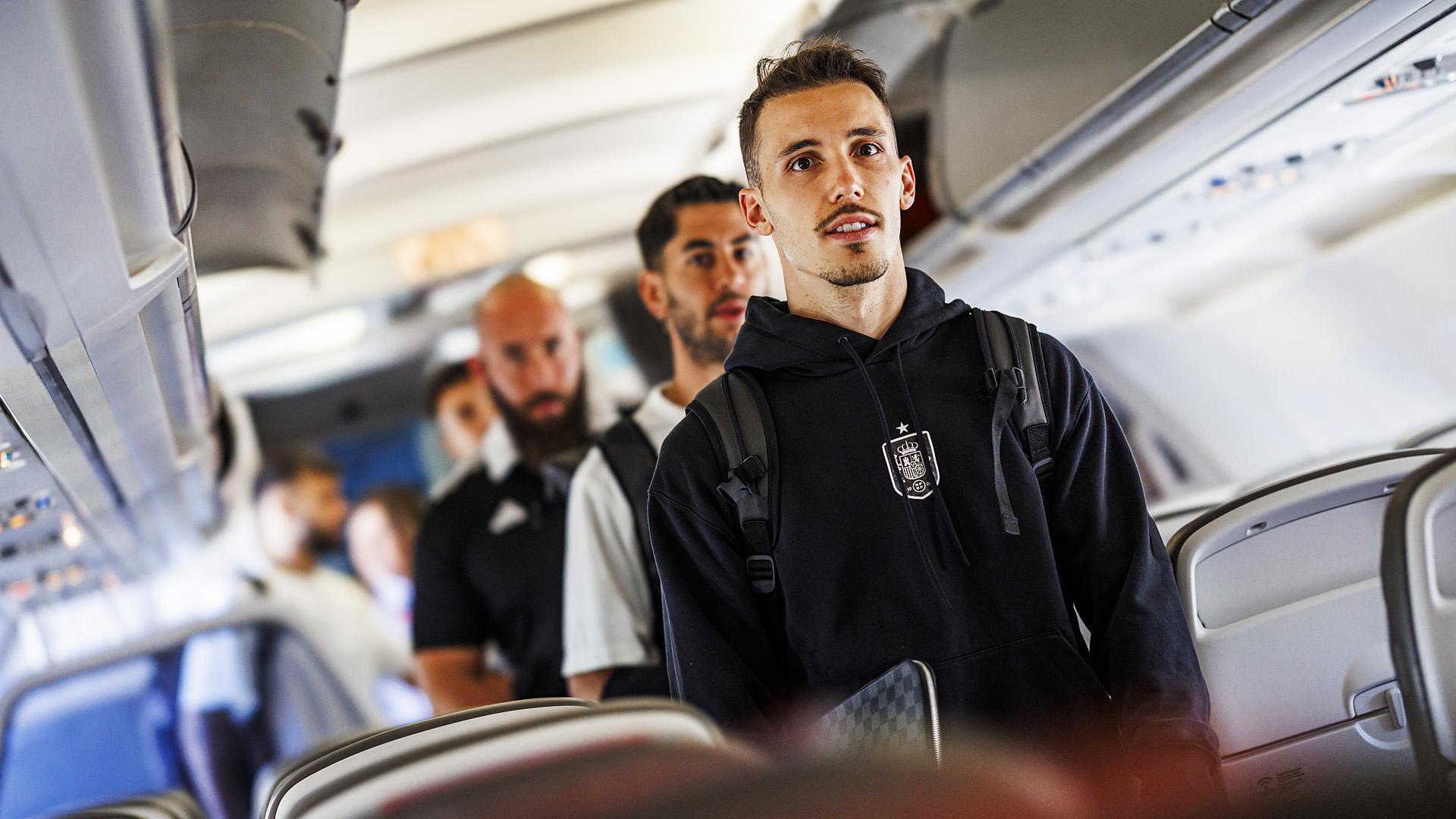 Grimaldo y Ayoza entran al avión en el que voló la expedición española de regreso a Donaueschingen