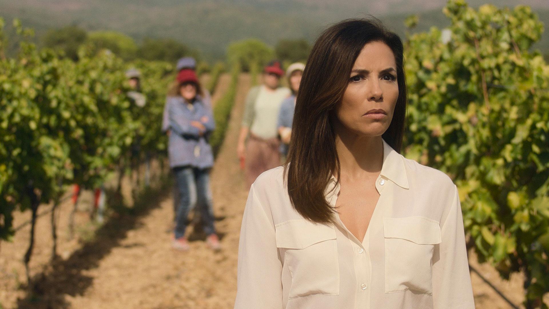 Fotografía cedida por Apple TV+, que muestra a la actriz Eva Longoria en una escena de la serie 'Land of Woman'