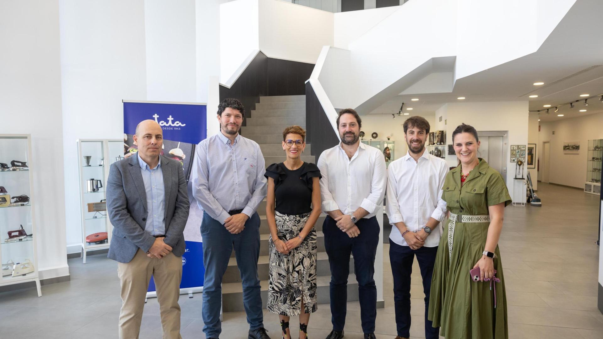 De izda. a dcha.: Santiago Osés Eraso (director de Rockwool), Guillermo García Martínez (director de Jata), María Chivite Navascués (presidenta del Gobierno de Navarra), Gonzalo Oliver Amatriaín y Diego Oliver Gimeno (directores del Grupo Enhol), y Cristina Esandi Fernández (directora de Marketing de Jata)