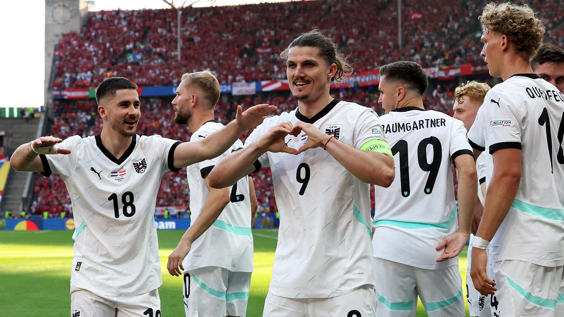El capitán austríaco Marcel Sabitzer celebra el tanto que dio el triunfo a su selección contra Países Bajos