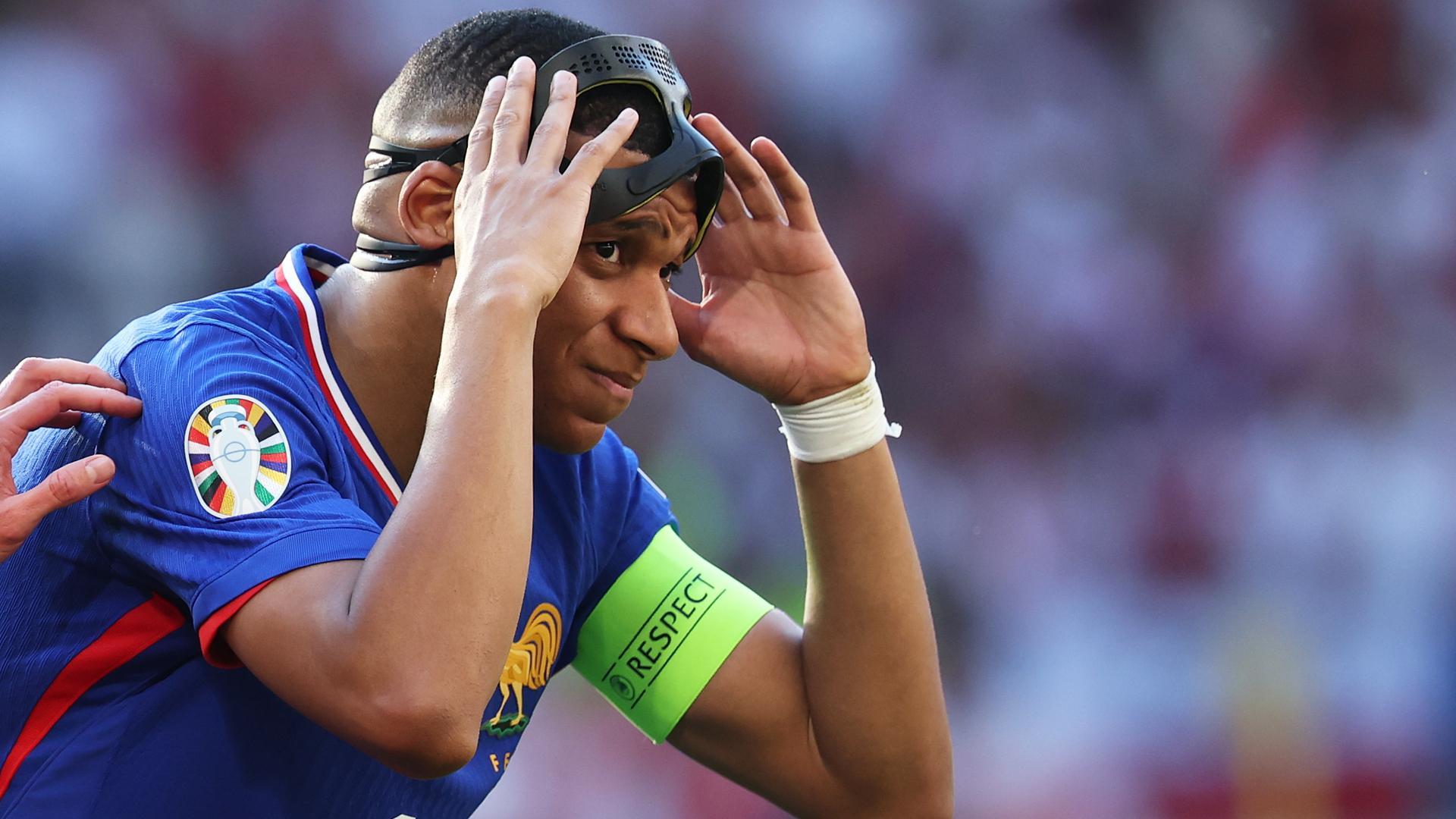 Kylian Mbappe se lamenta durante el choque contra Polonia