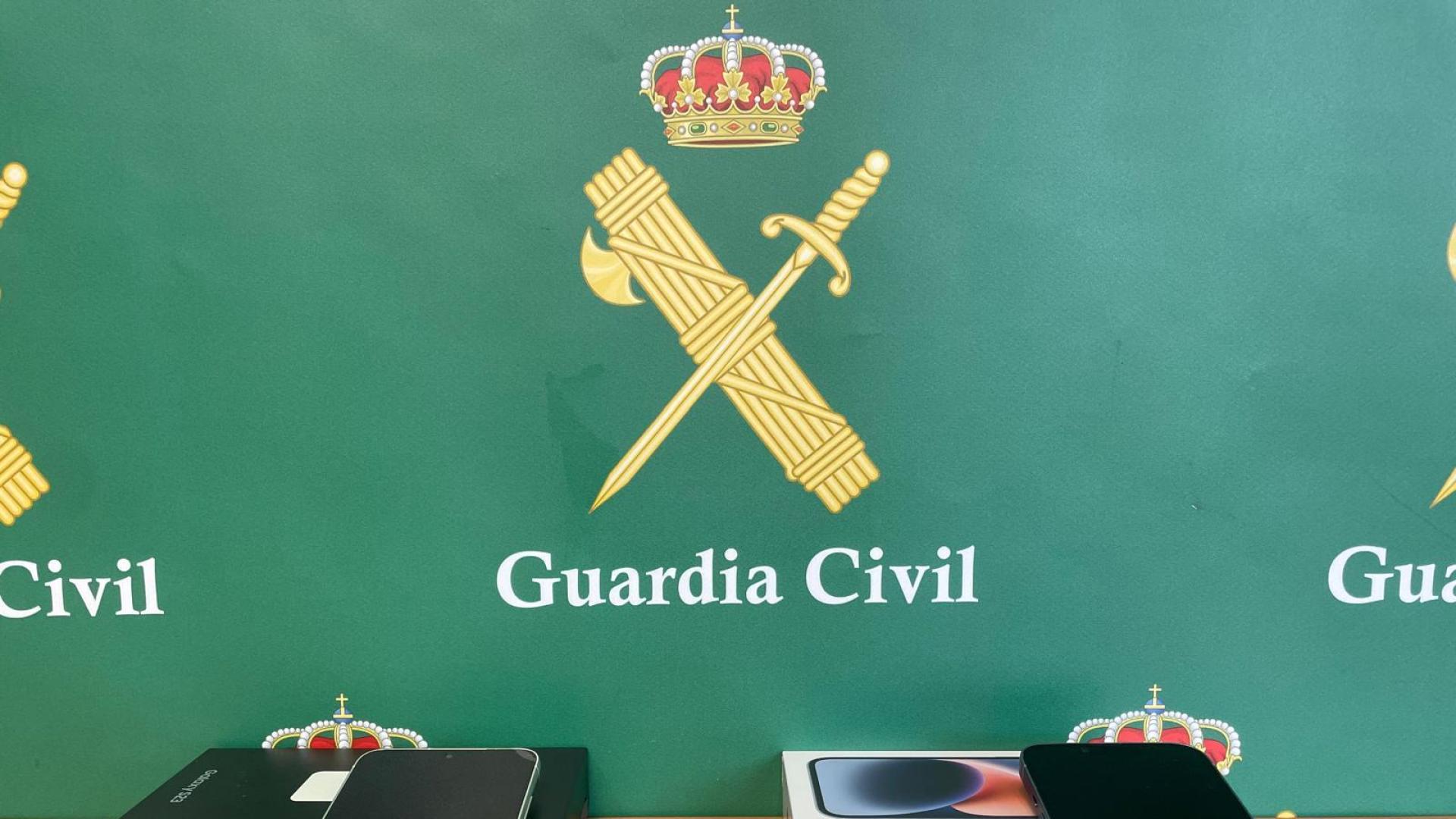 Imagen de dos de los móviles robados y recuperados por la Guardia Civil