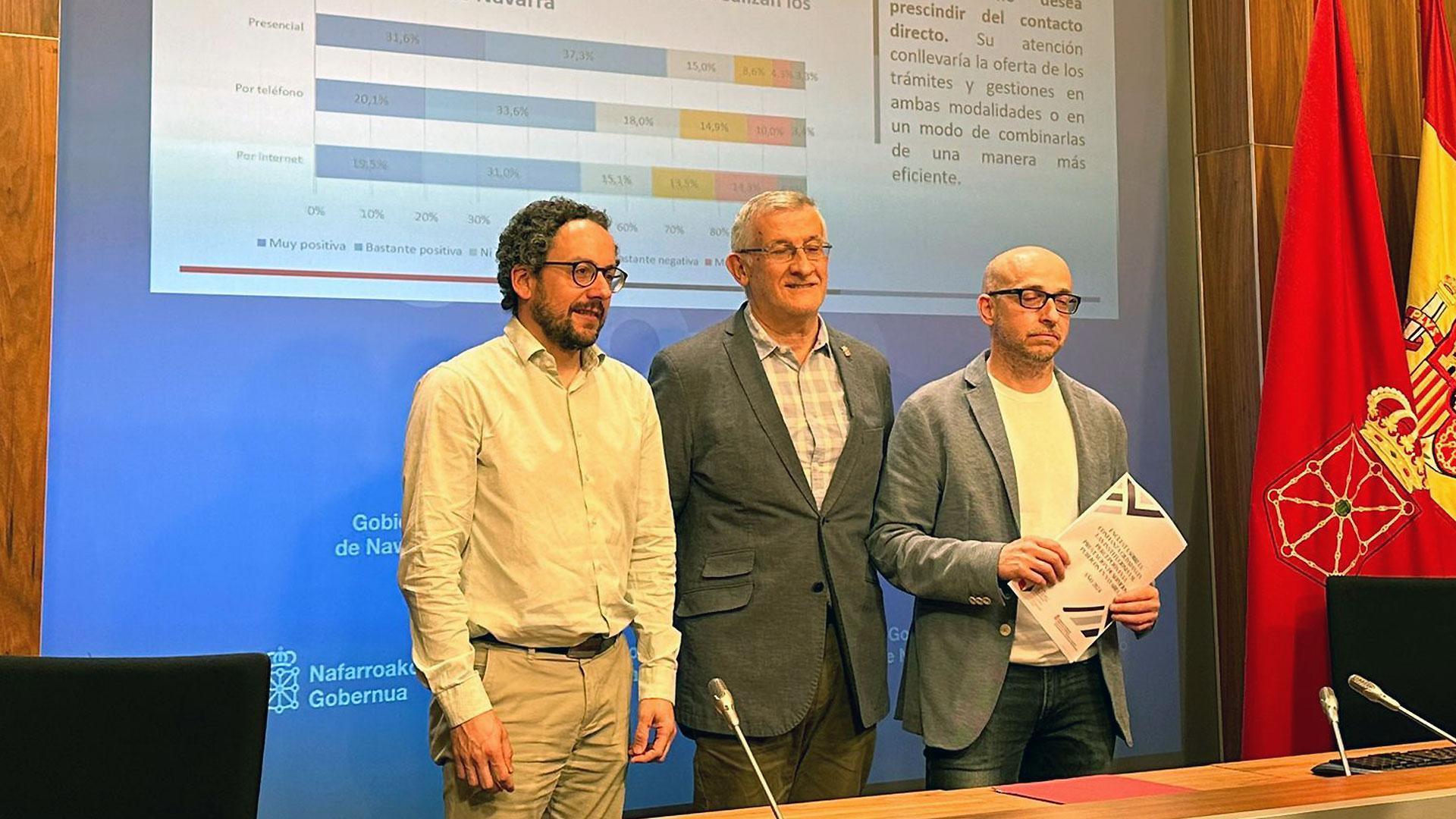 De izquierda a derecha, el director general del Gobierno Abierto, Joseba Asían; el vicepresidente del Ejecutivo Félix Taberna, y el director gerente de la Oficina de Análisis y Prospección, Txerra García de Eulate