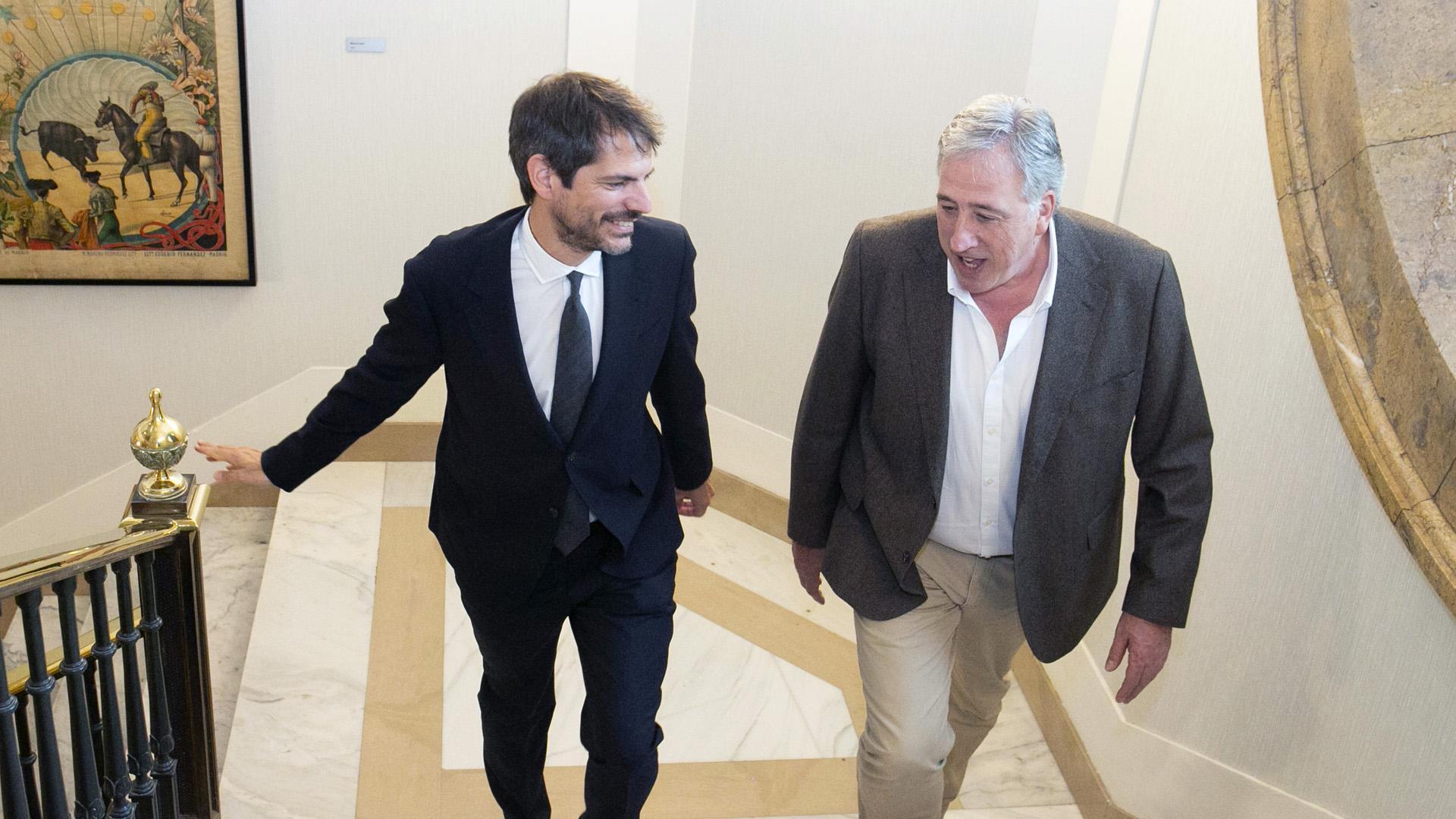 El Ministro de Cultura, Ernest Urtasun, y el alcalde de Pamplona, Joseba Asiron