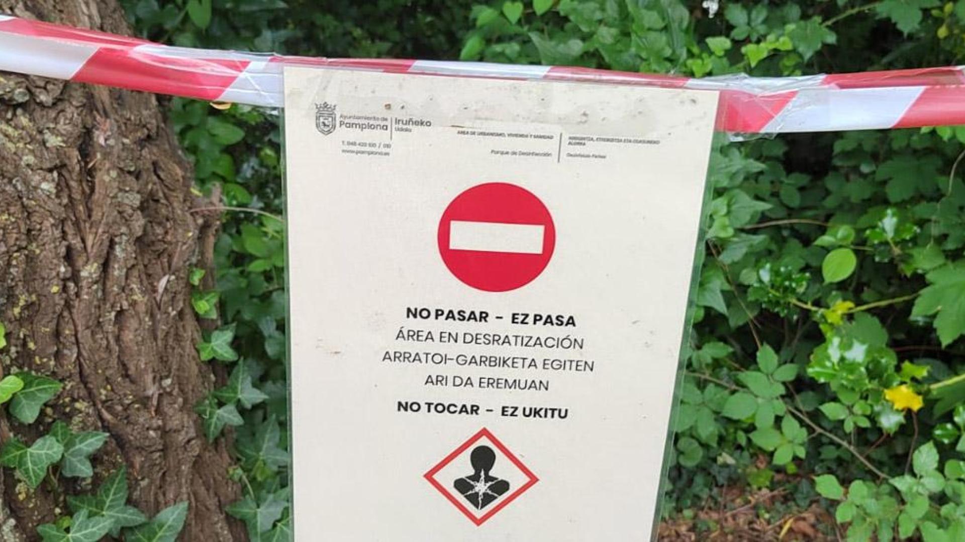 Un cartel de zona en desratización en un parque de Mendillorri este miércoles