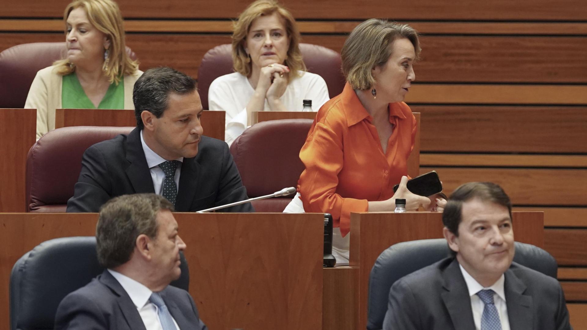 La secretaria general del PP, Cuca Gamarra (d), abandona el asiento ubicado en la bancada del Grupo Parlamentario Popular en las Cortes de Castilla y León