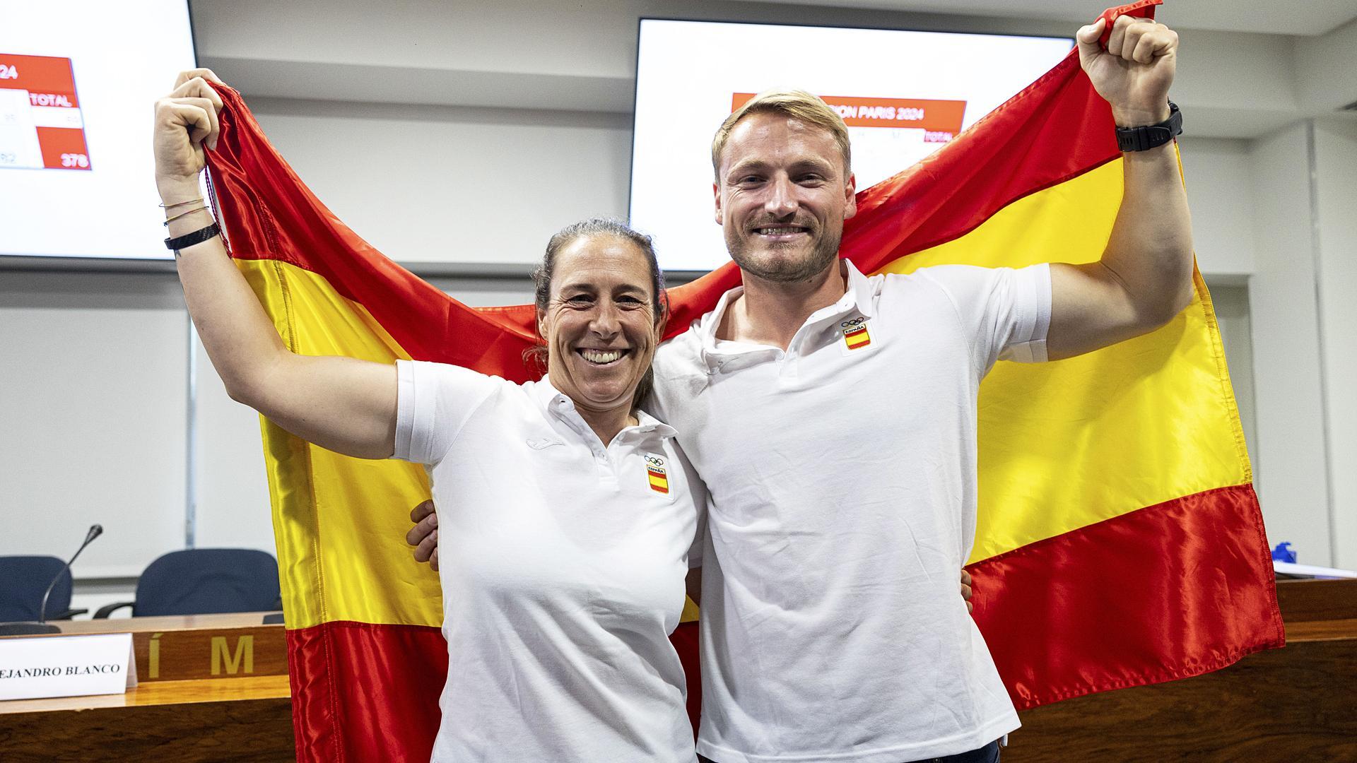 Támara Echegoyen y Marcus Cooper, con la bandera de España tras el anuncio oficial de que serán los abanderados españoles en la inauguración de los JJ OO de París