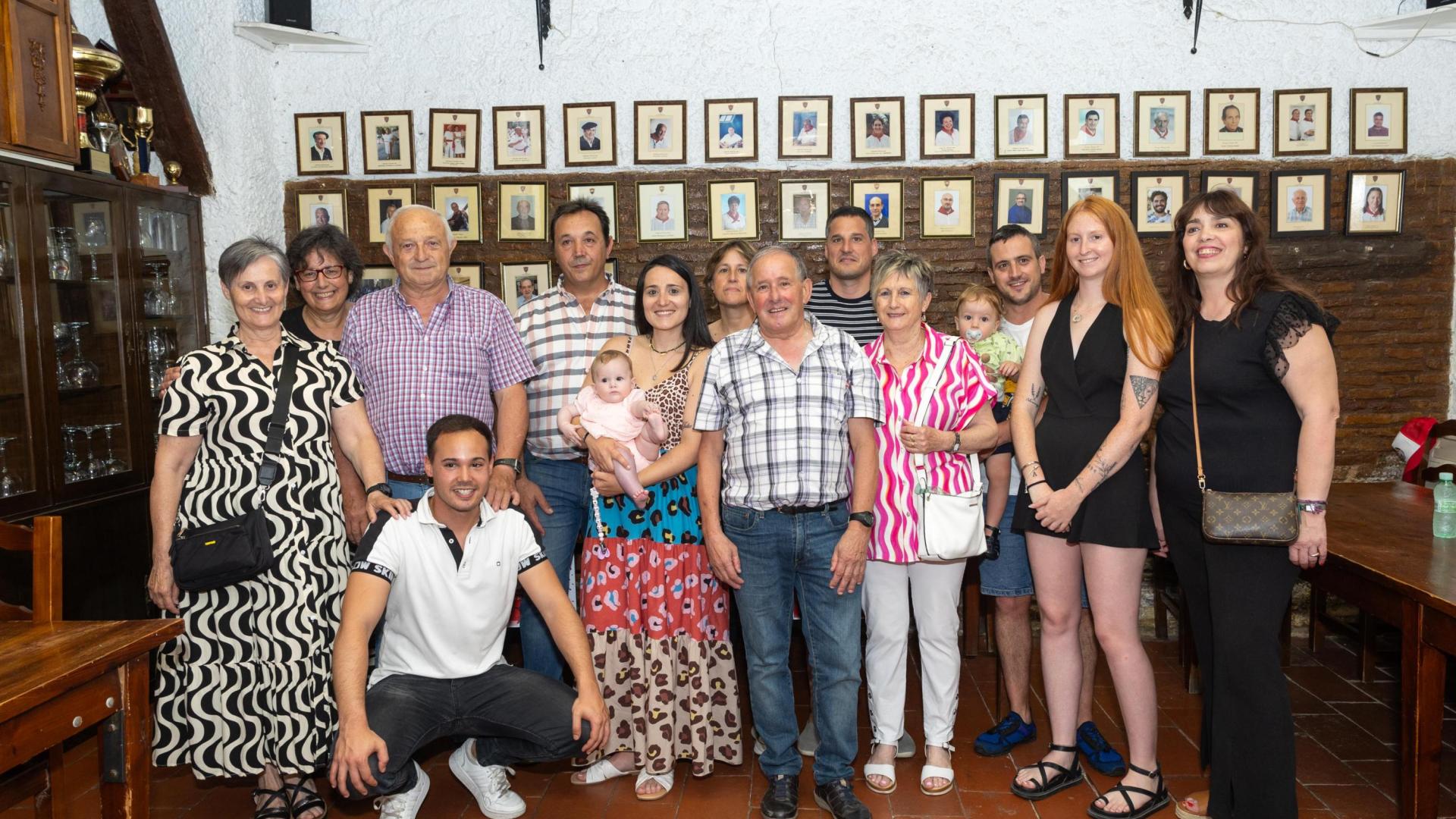 Jesús Sierra Añón ‘Chichín’, en el centro de la fotografía, junto a sus familiares