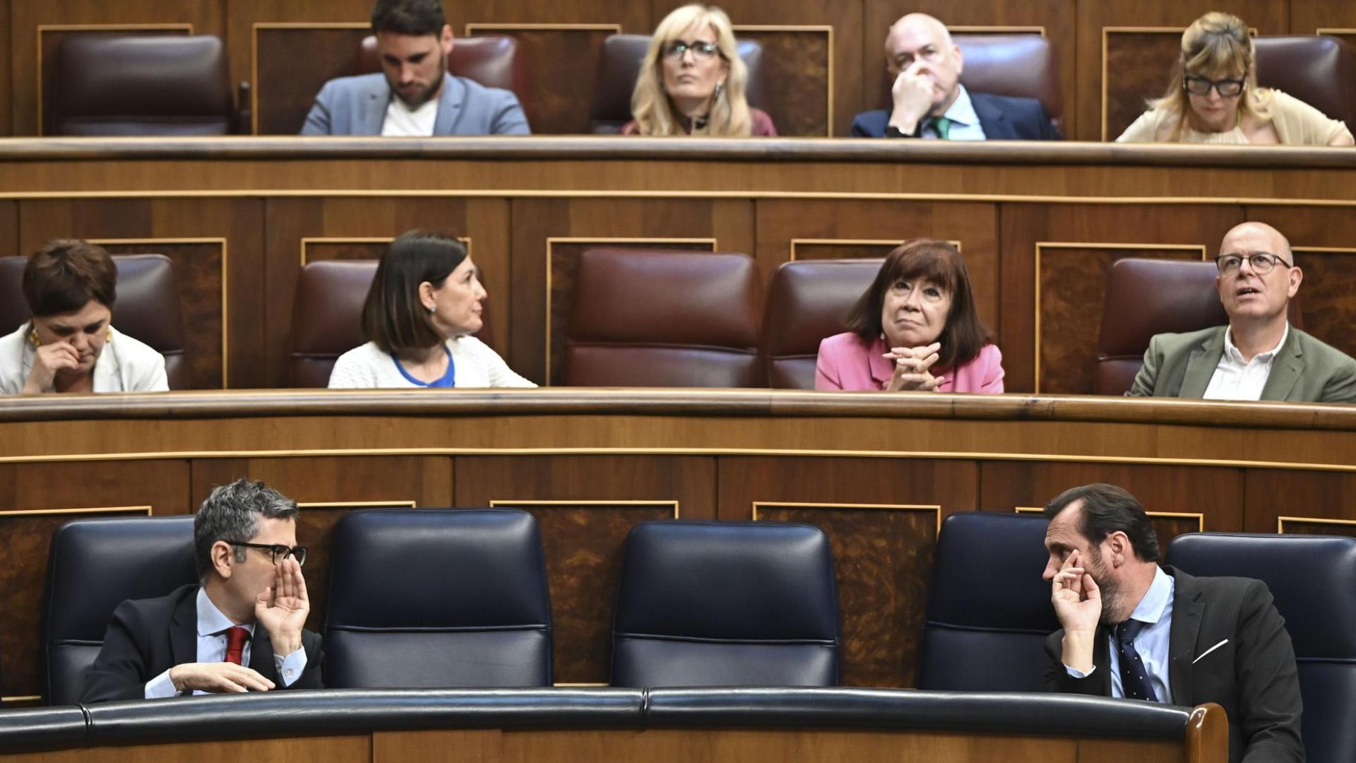 Los ministros Bolaños y Puente, en el pleno del Congreso de este jueves
