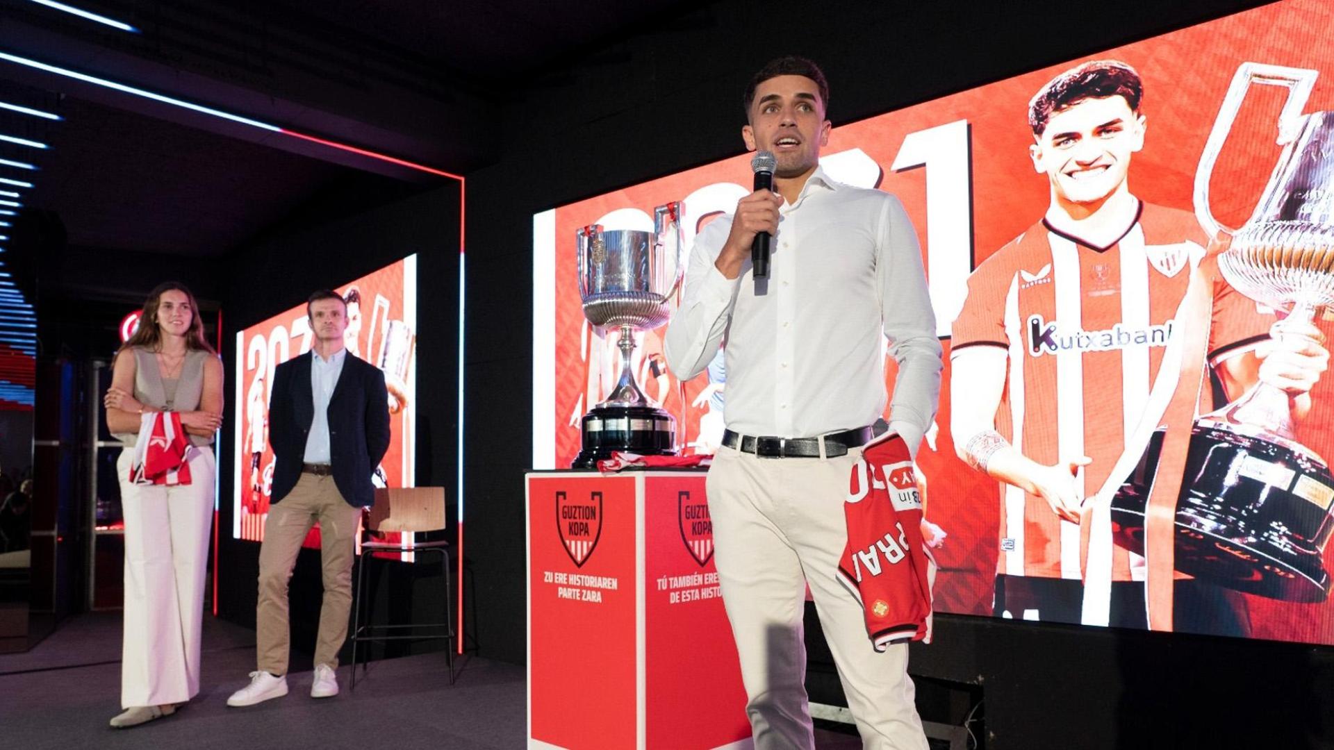 Beñat Prados, en el acto en que se ha hecho pública su renovación con el Athletic