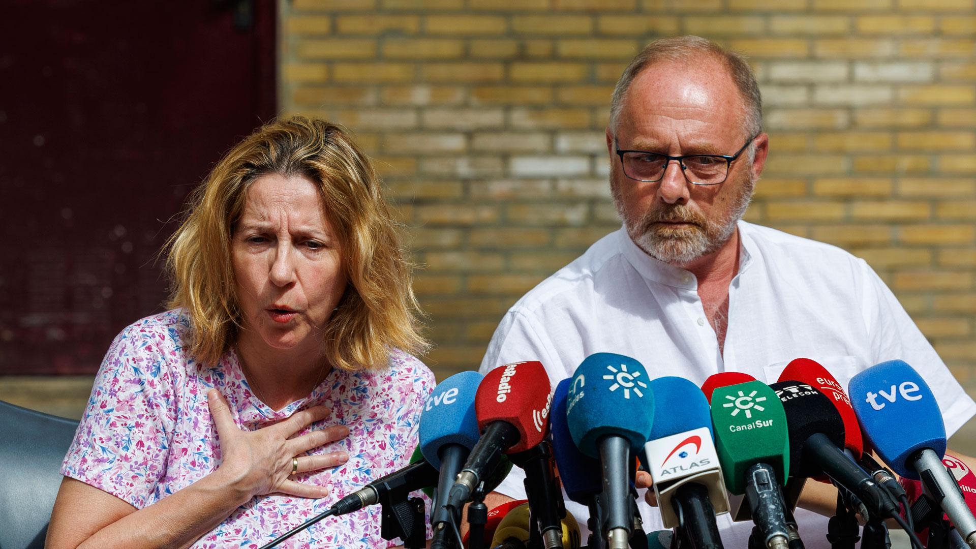 Eva Casanueva y Antonio del Castillo, los padres de la joven Marta, asesinada en Sevilla en enero de 2009, durante una comparecencia este viernes a las puertas de su domicilio en Sevilla