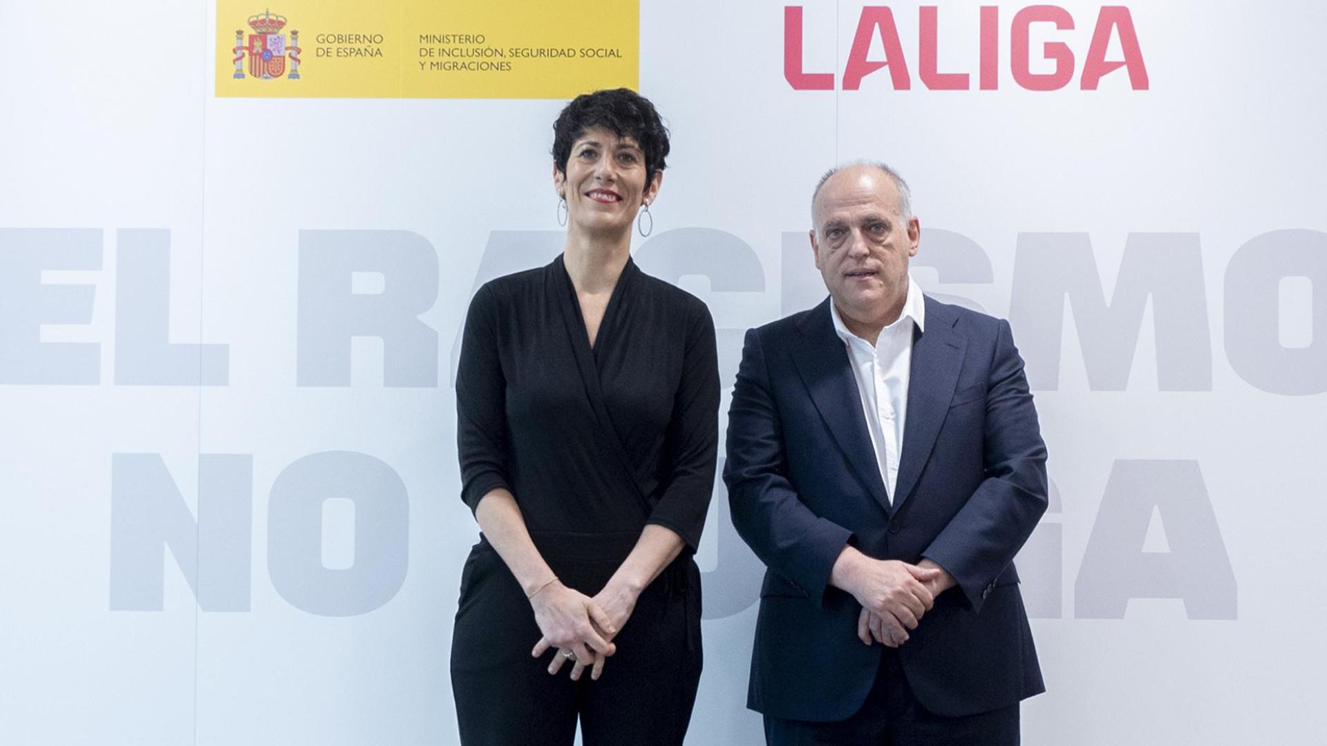La ministra Elma Saiz y el presidente de LaLiga, Javier Tebas