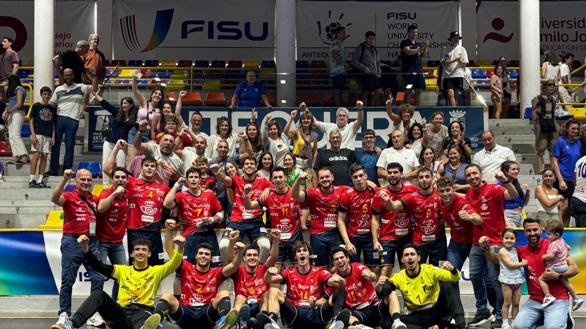 Los componentes de la selección nacional universitaria en el Mundial, con Aitor Albizu y Daniel Santamaría