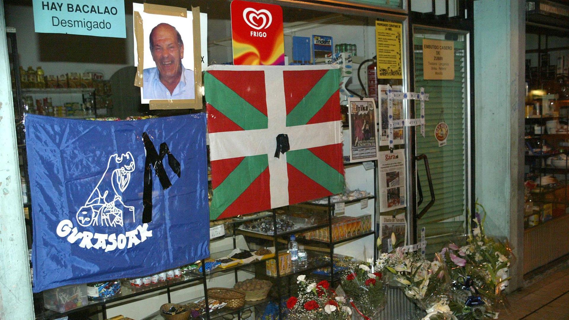 Puerta del comercio de Ángel Berrueta, tras su asesinato