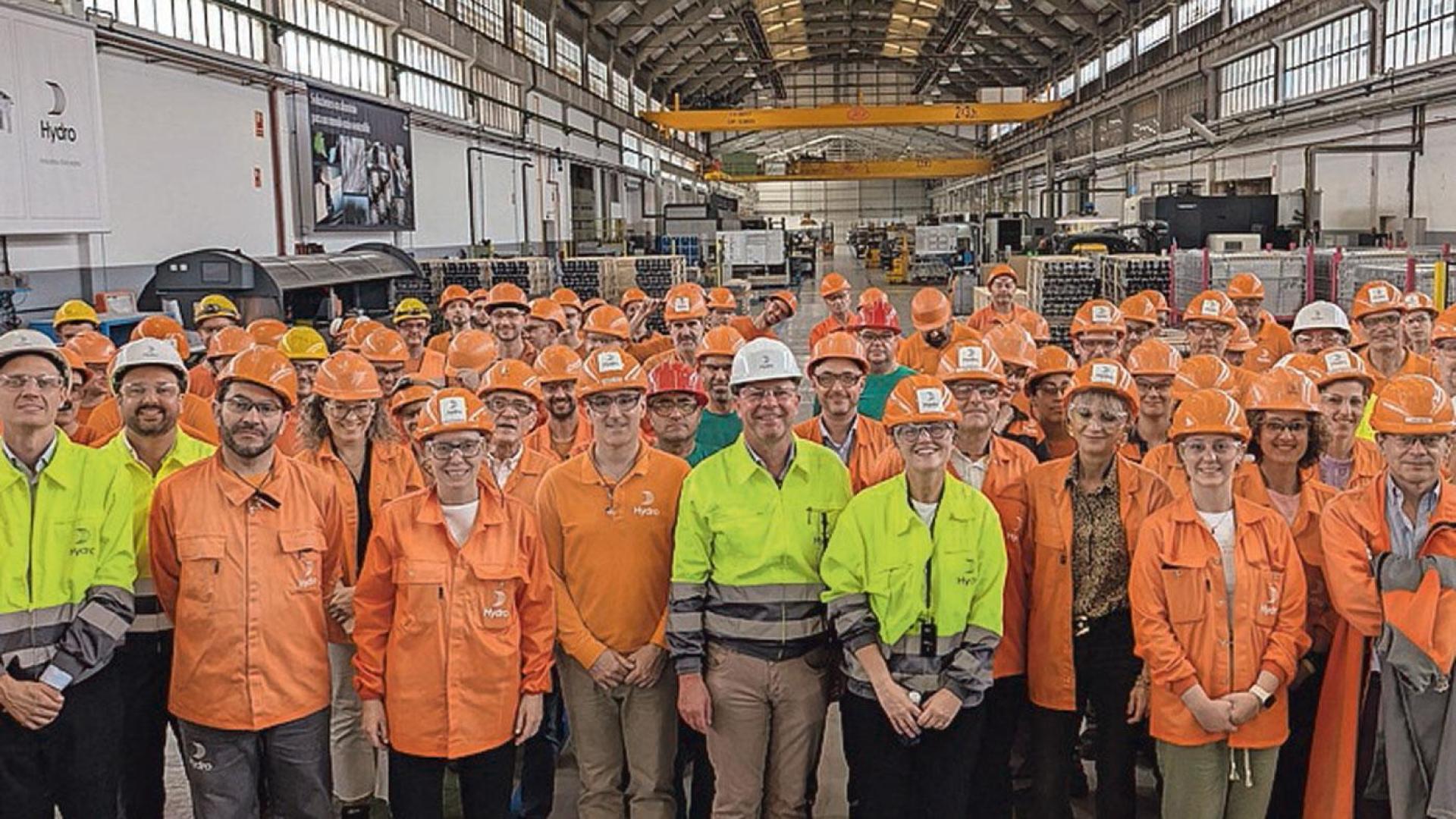 La plantilla de Hydro en Irurtzun posa junto a Eivind Kallevik