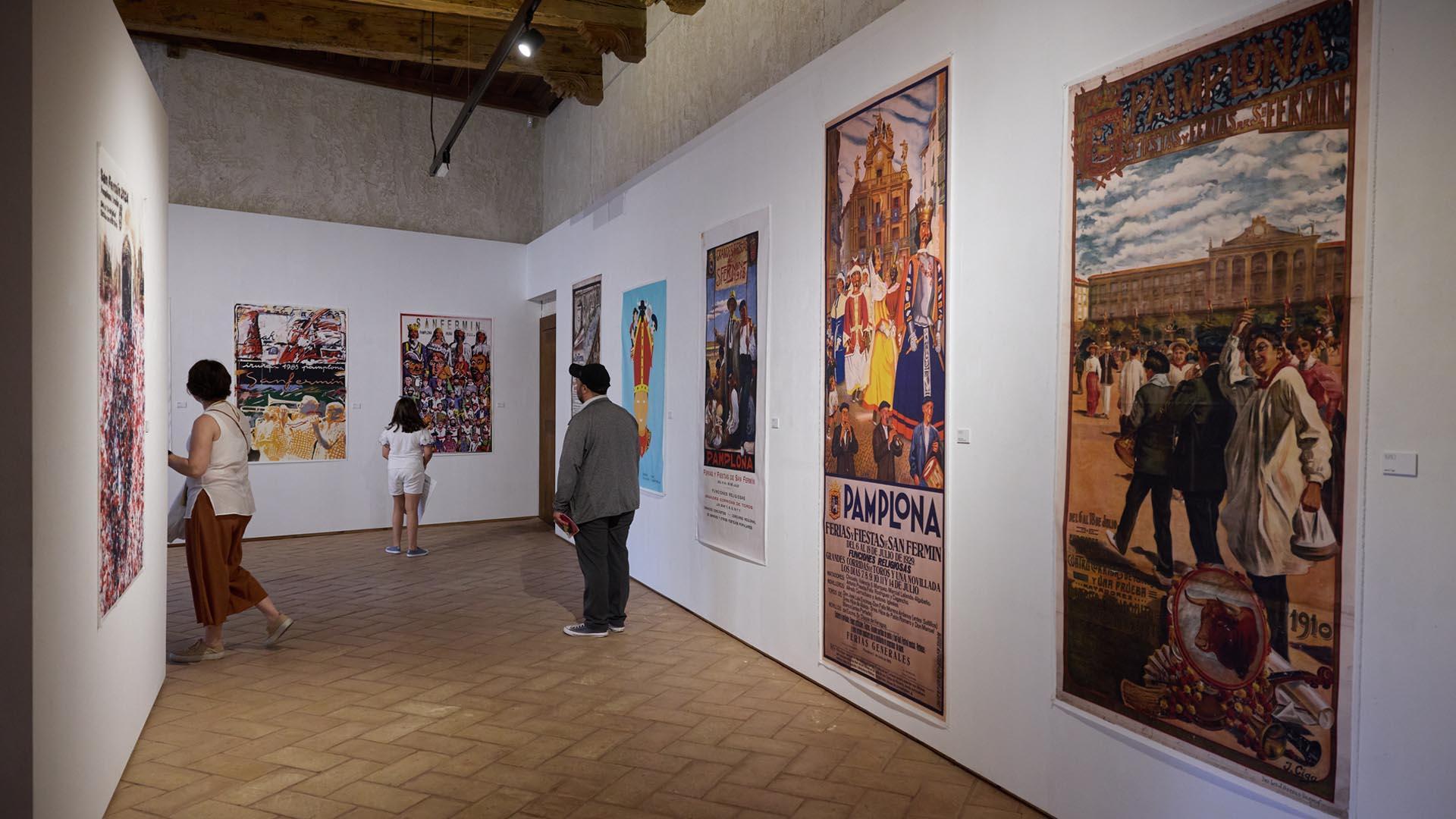 Carteles de distintas épocas en una de las alas de la exposición