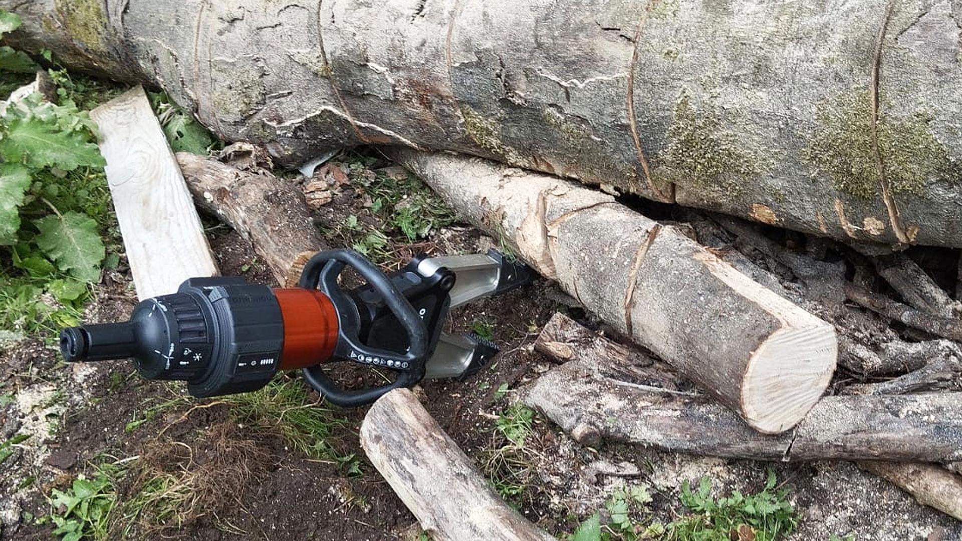 Máquina empleada por los Bomberos de Navarra para desatrapar al herido que trabajaba con troncos