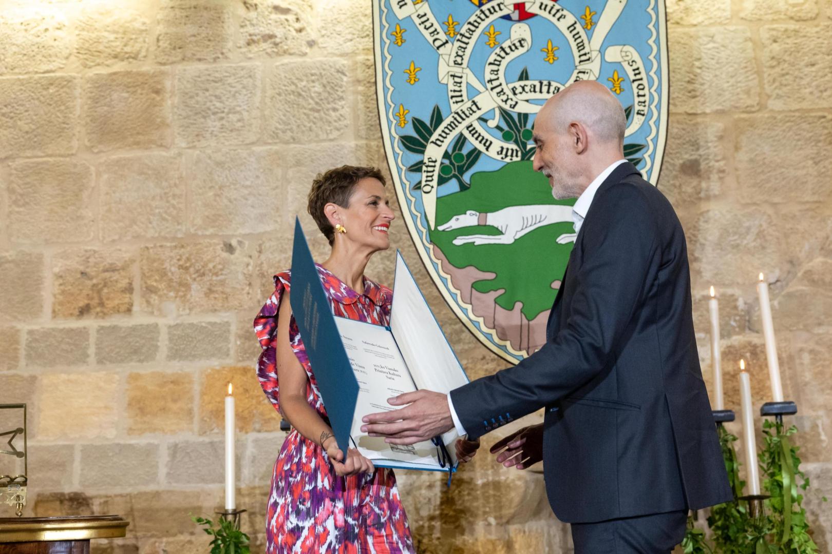 Chivite, en el momento de la entregada del premio a Sanzol
