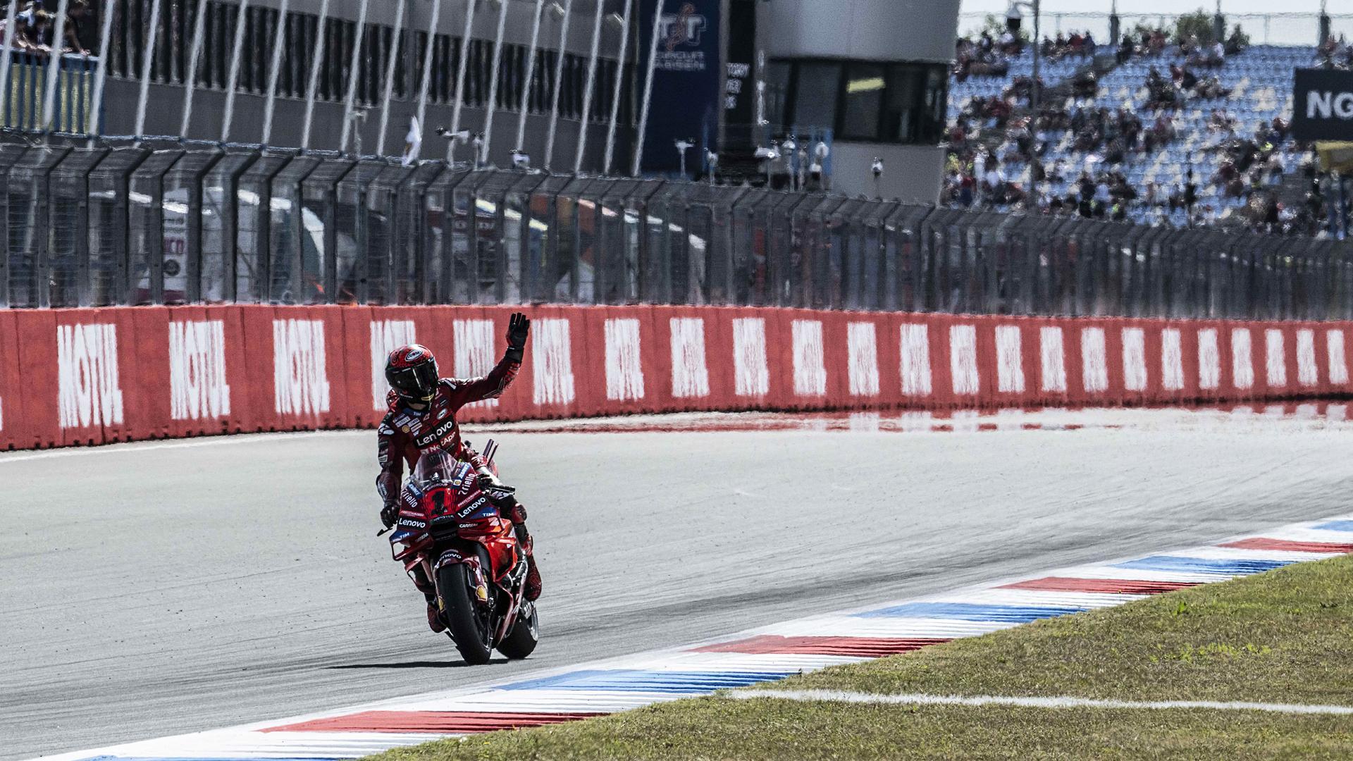 Bagnaia celebra la 'pole' en el circuito de Assen
