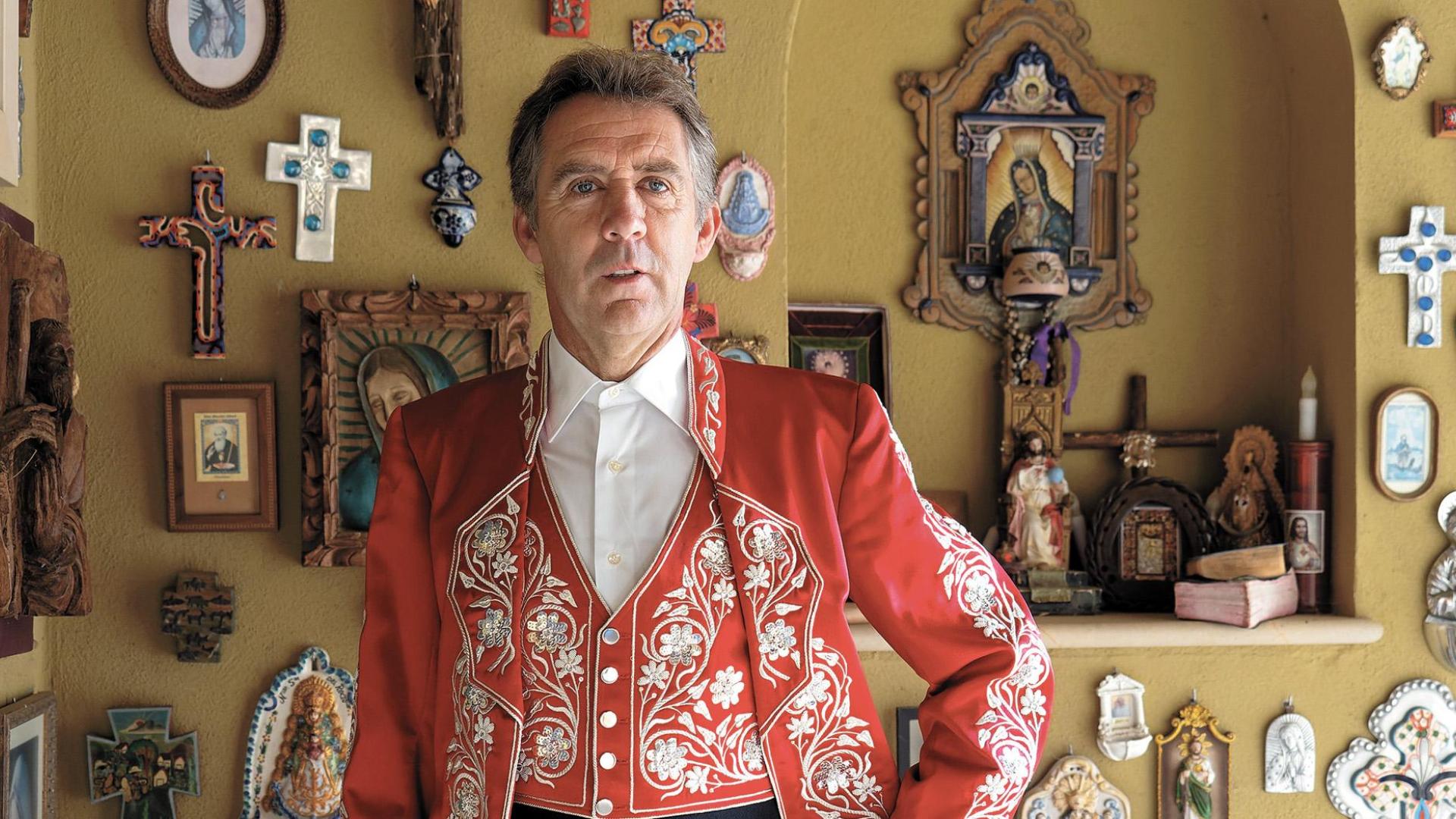 Pablo Hermoso de Mendoza en la pequeña capilla de su finca donde conserva los regalos religiosos que ha recibido a lo largo de su vida
