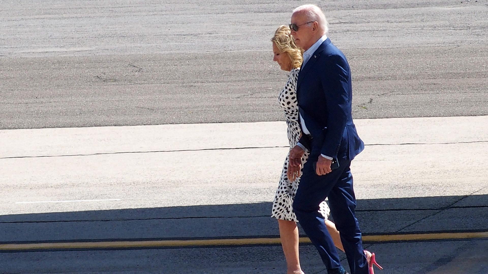 Joe Biden y su esposa, Jill Biden, en la pista de aterrizaje del aeropuerto John F.Kennedy tras aterrizar su helicóptero