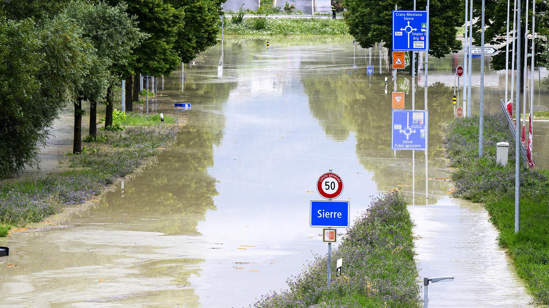 Imagen del río Ródano desbordado en la localidad suiza de Sierre