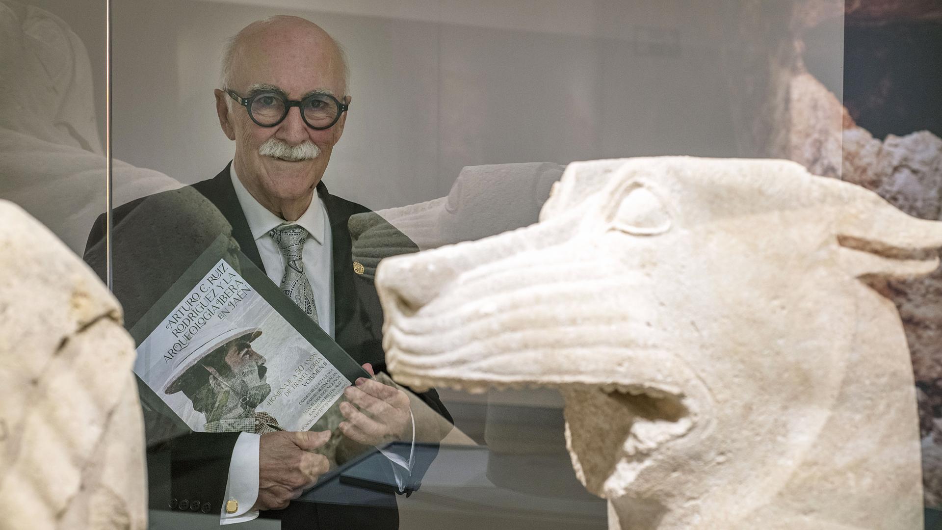 El arqueólogo Arturo Ruiz, 50 años de carrera, fotografiado al lado de uno de sus descubrimientos la cabeza del Lobo de El Pajarillo