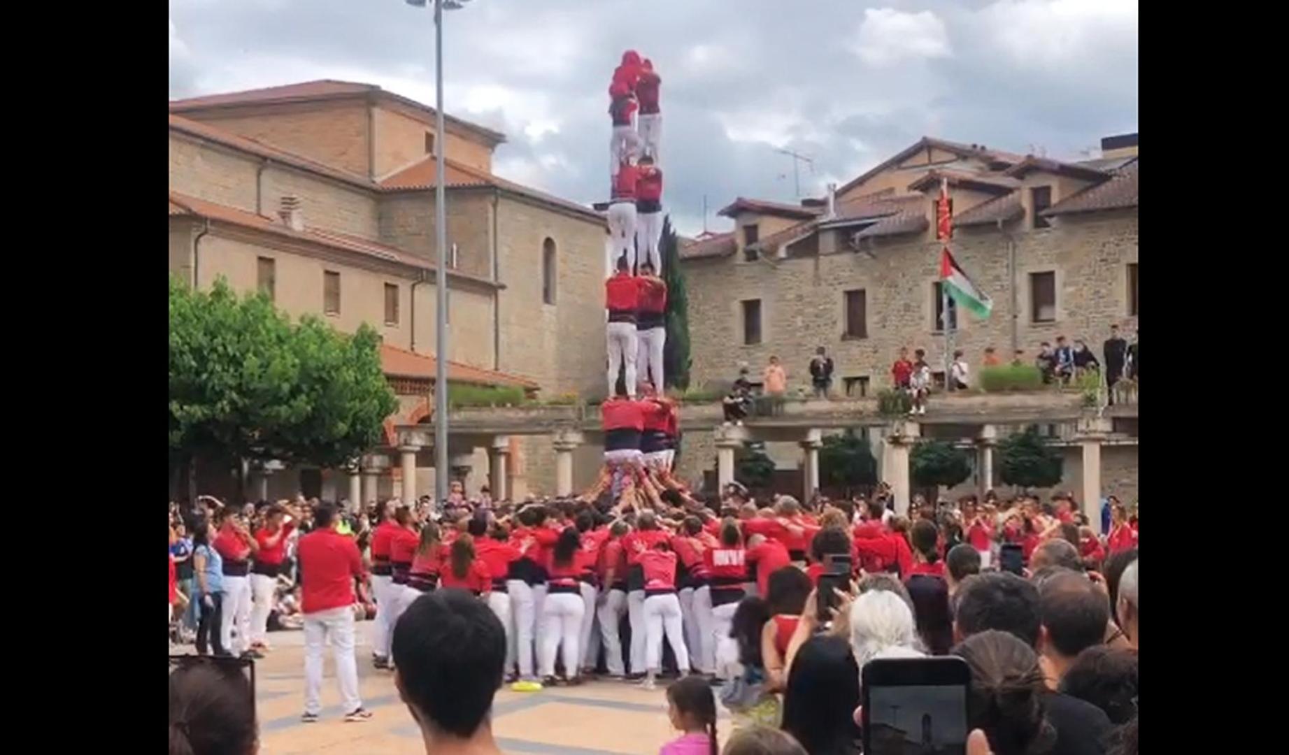 Exhibición de castellers de La Colla Joves Xiquets de Valls en Huarte