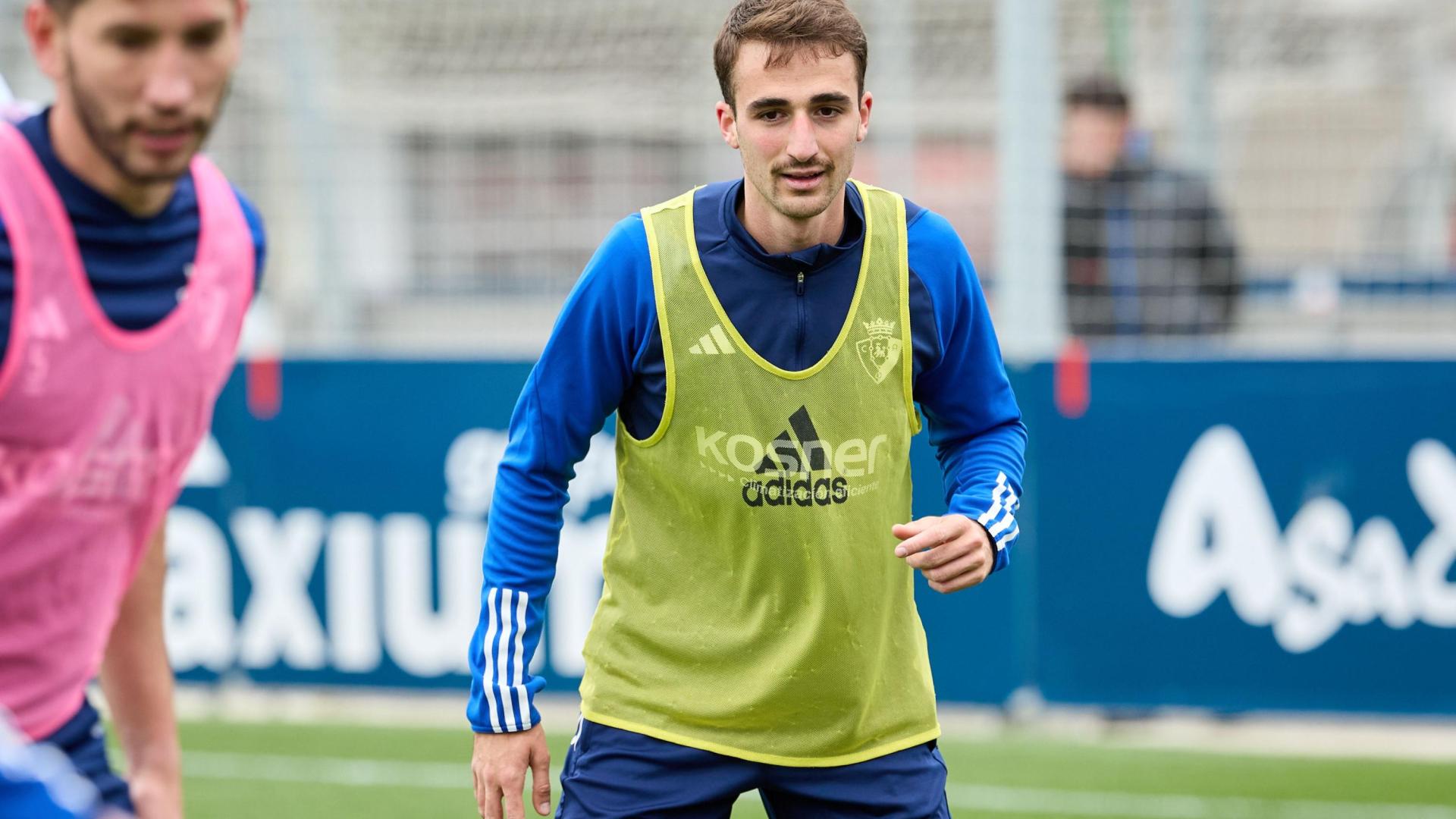 Eneko Aguilar, en un entrenamiento con el primer equipo de Osasuna la temporada pasada