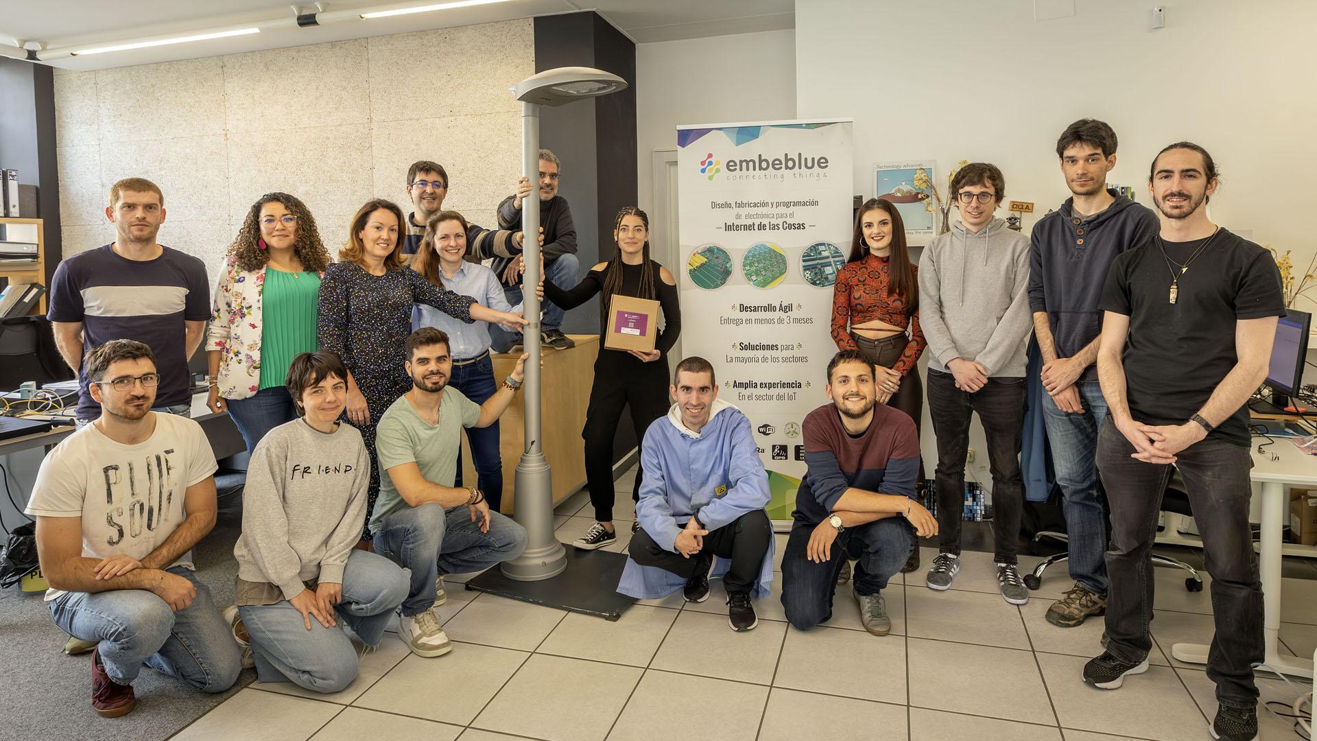 Trabajadores de la empresa navarra Embeblue, firma que ha creado el dispositivo