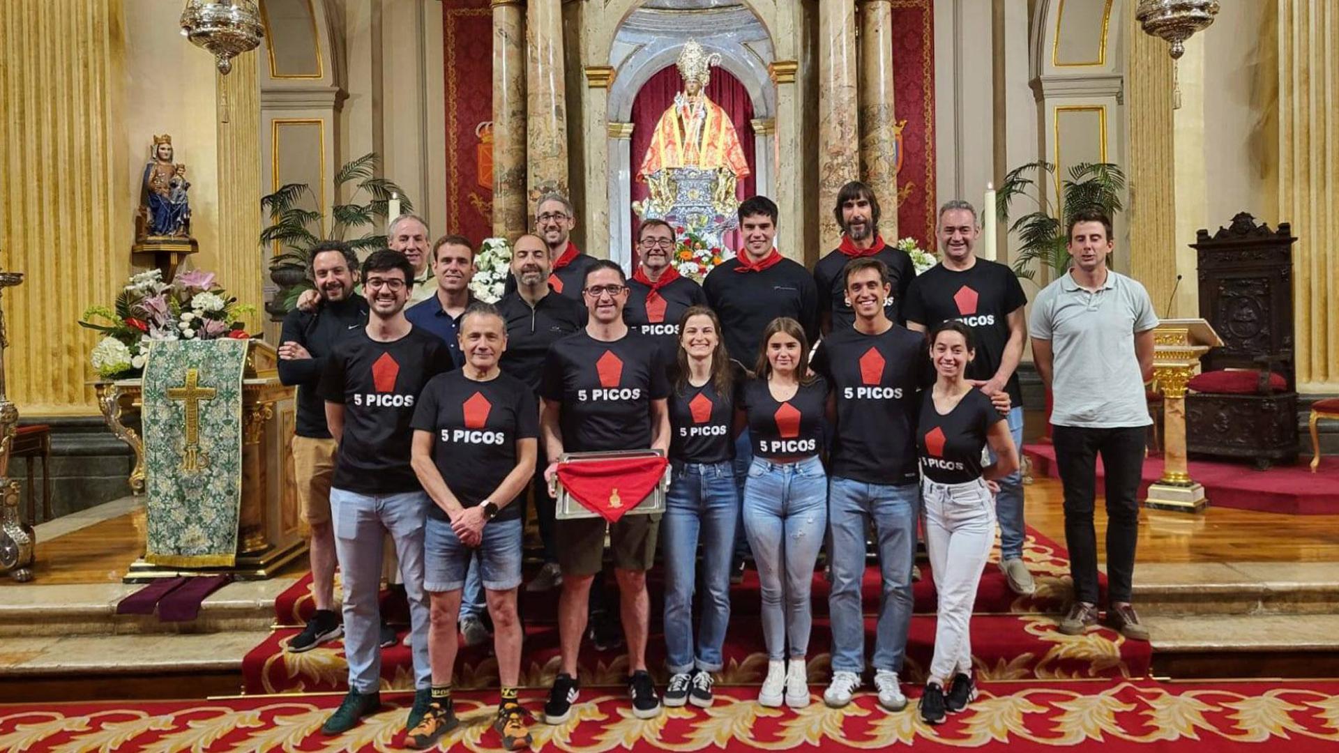 Una representación de la treintena de corredores que participaron en la actividad, en la capilla de San Fermín