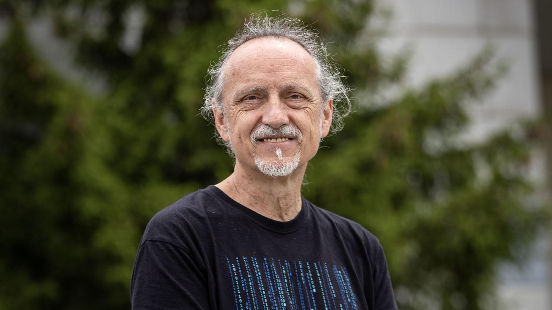 Carlos J. Martínez Álava