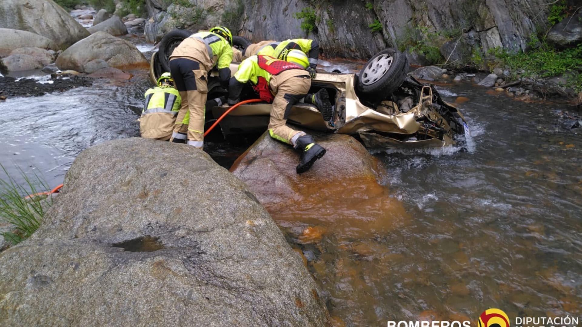 El coche accidentado, en el cauce del río Èsera