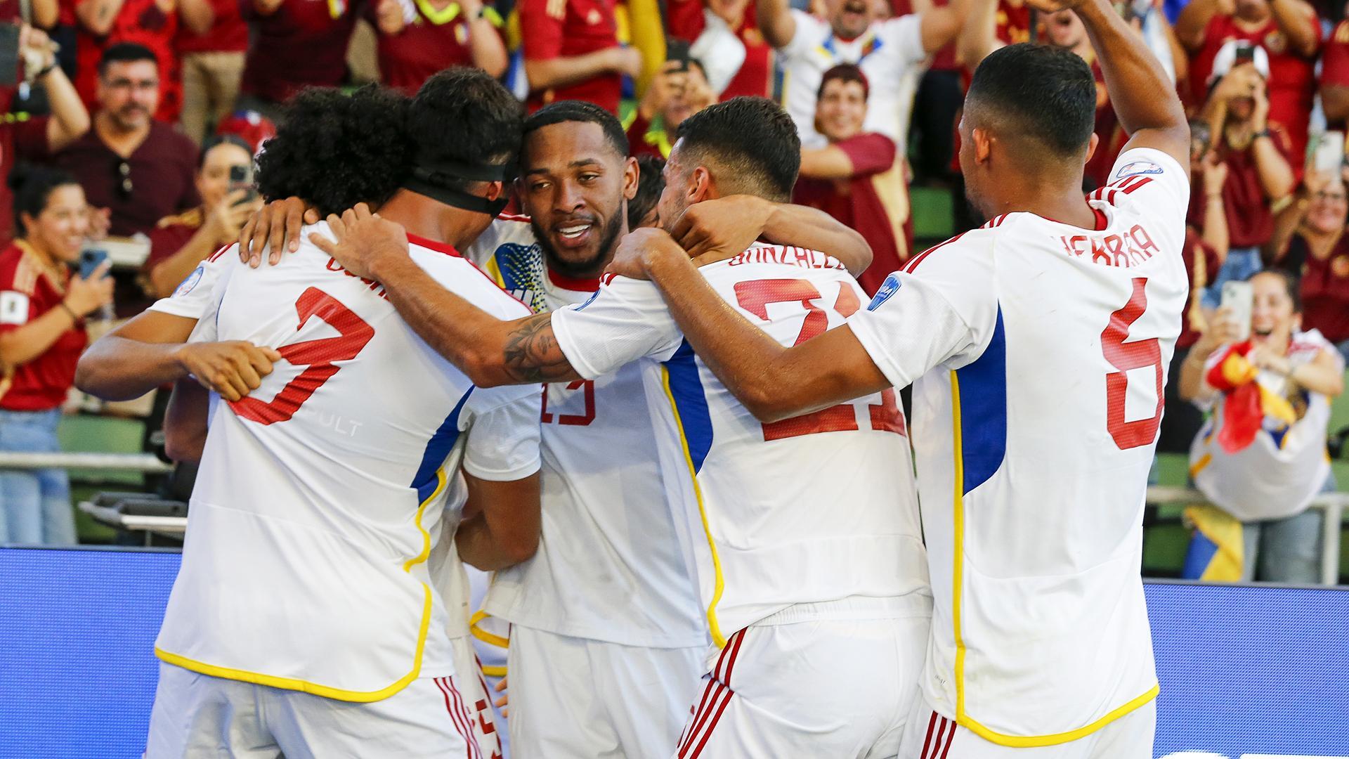 Los jugadores venezolanos celebran uno de los goles marcados contra Jamaica