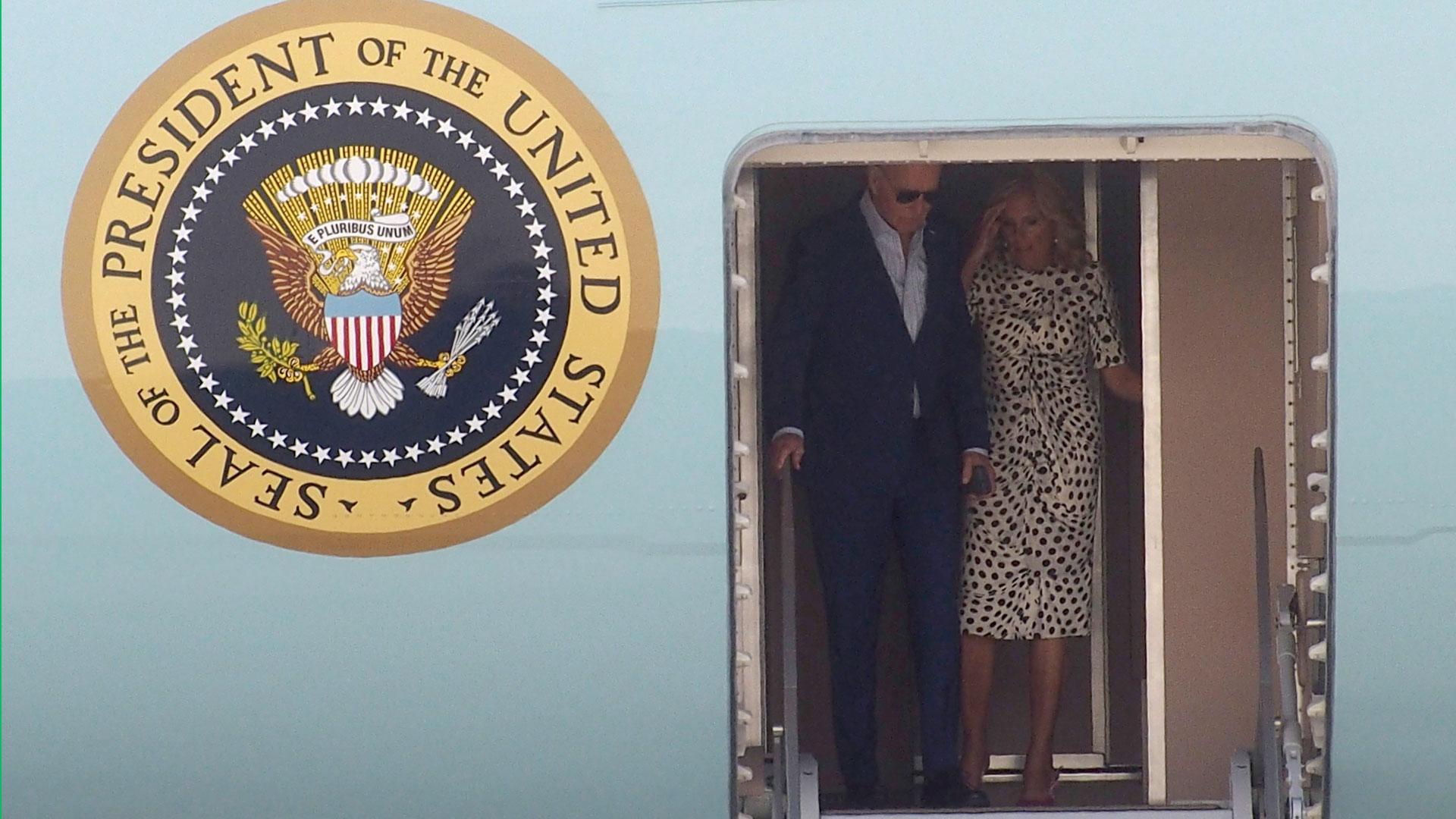 El presidente Biden y la primera dama Jill Biden llegan al aeropuerto John F.Kennedy de Nueva York el día después del debate presidencial.