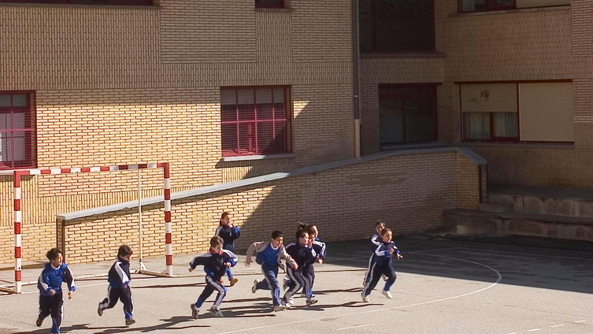 Varios niños juegan en un patio de un colegio de Pamplona