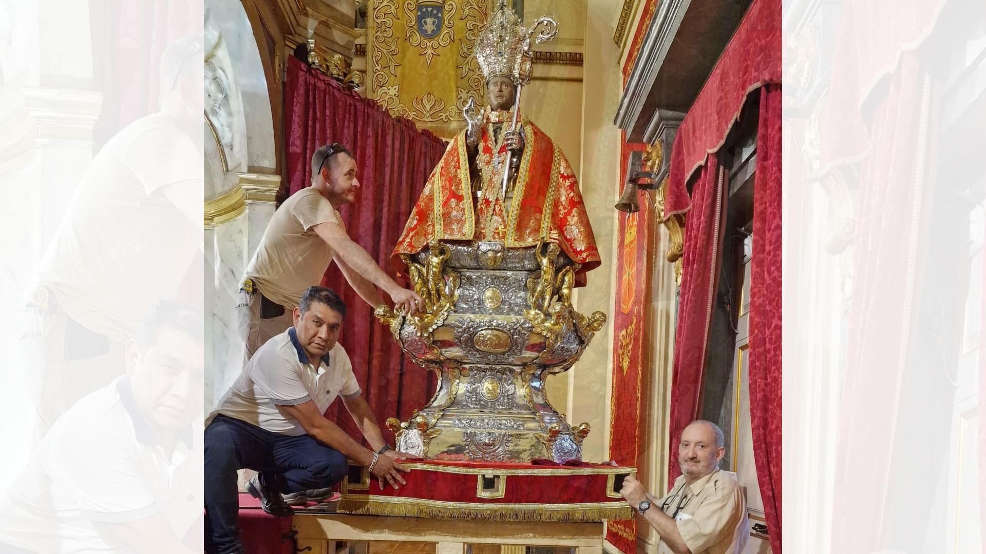 Los carpinteros Fidel y Aritz Elustondo y el sacristán Fredy Ramírez, este lunes 1 de julio, supervisan las andas de la imagen de San Fermín