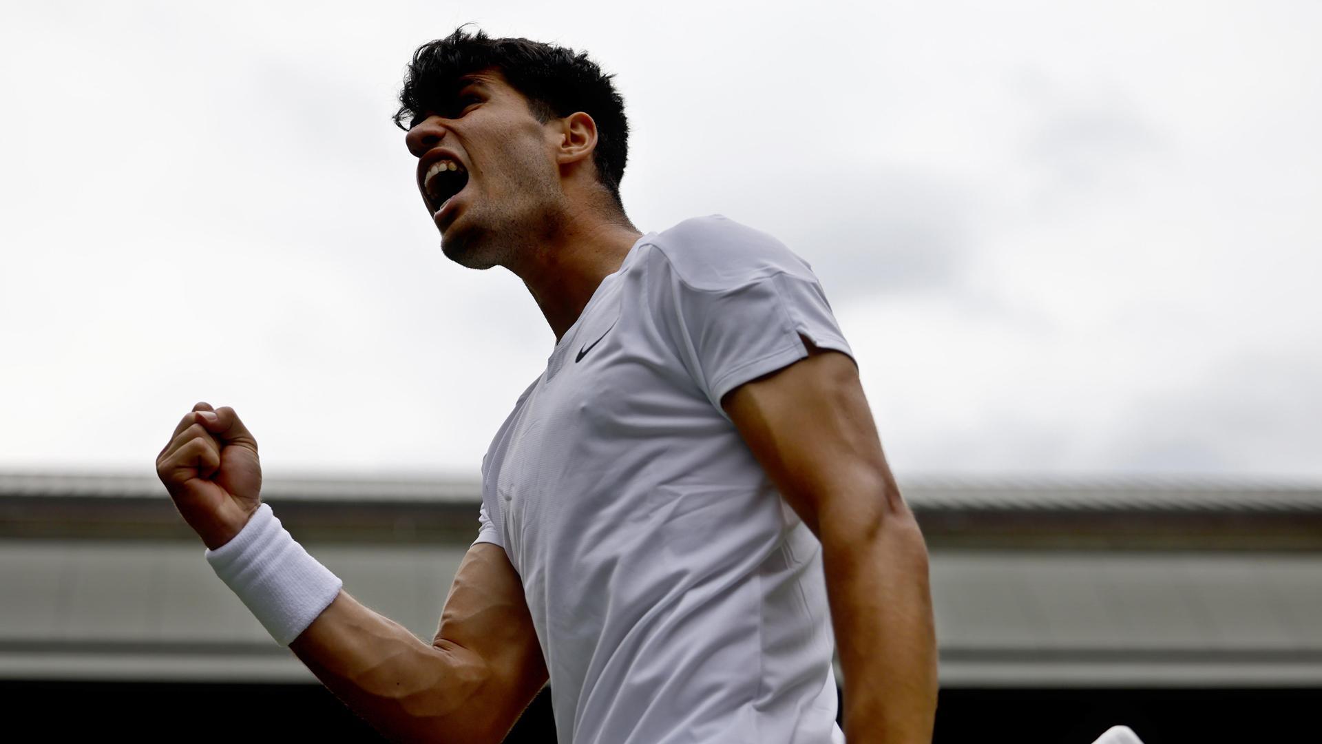 Alcaraz celebra un punto en el duelo contra Mark Lajal en Wimbledon