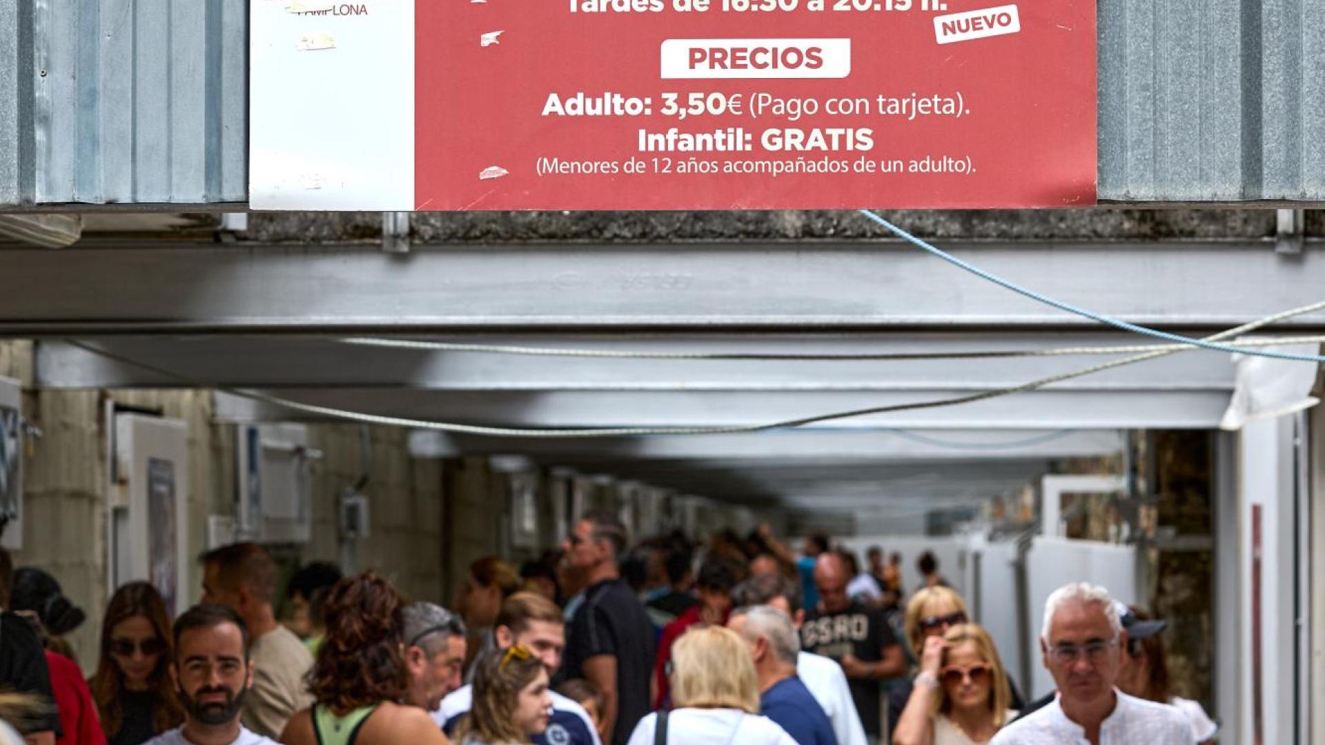 Visitantes de los corrales del Gas el domingo tras su apertura.