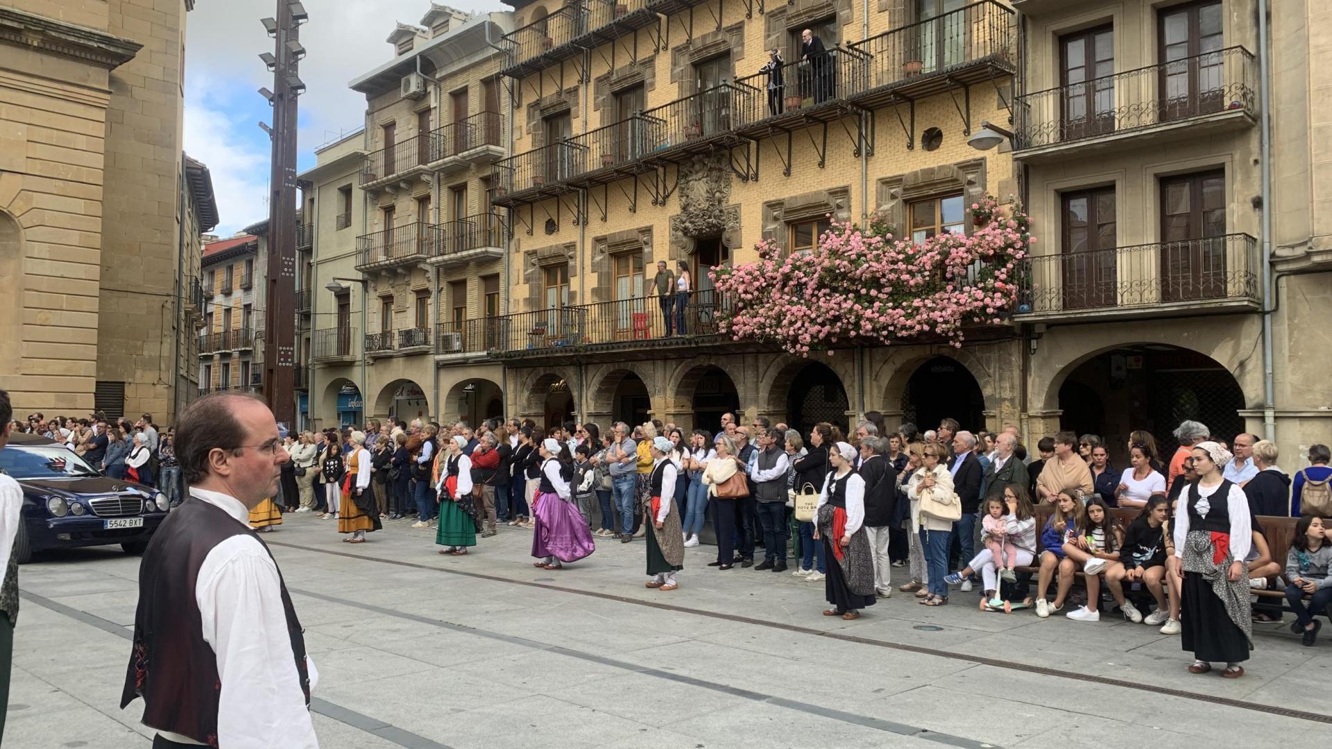 Danzaris de Ibai Ega formaron un pasillo en la plaza de los Fueros como gesto de despedida hacia Salvador Martínez